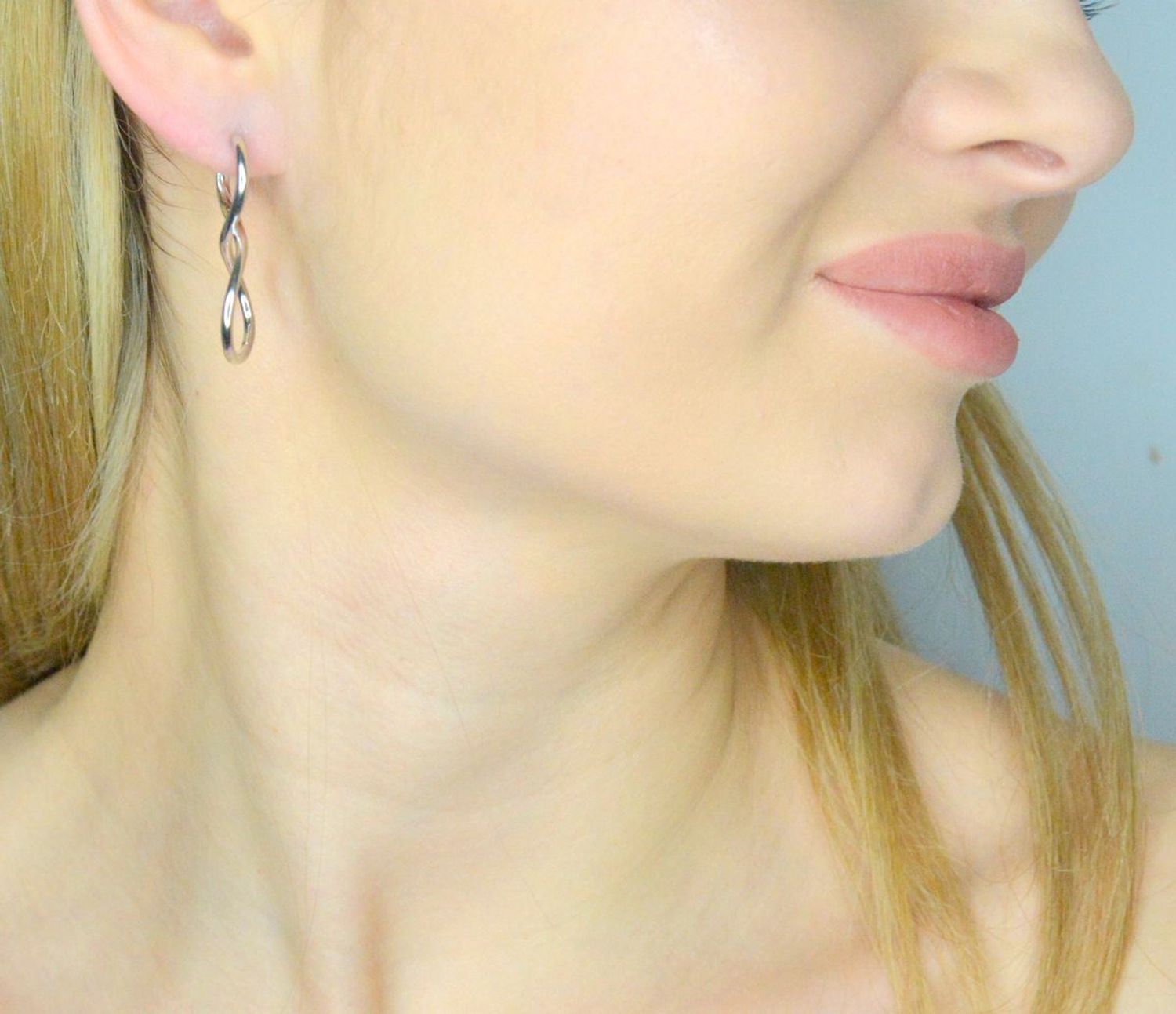 Kolczyki srebrne nowoczesne wiszące próba 925, JMAS0250SE00 Srebrne kolczyki zostały wykonane z najwyższej jakości srebra próby 925. Idealny prezent dla każdej kobiety. Srebrne kolczyki posiadają 1.png