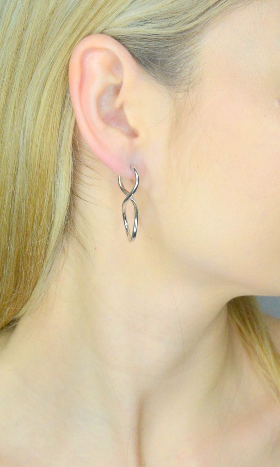 Kolczyki srebrne nowoczesne wiszące próba 925, JMAS0250SE00 Srebrne kolczyki zostały wykonane z najwyższej jakości srebra próby 925. Idealny prezent dla każdej kobiety. Srebrne kolczyki posiadają 1.png