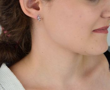 Srebrne kolczyki MINET w kształcie klucza wiolinowego. Delikatny, muzyczny motyw z rodowanego srebra próby Ag 925. Model JMAS0254SE00 – idealne na co dzień i na prezent (4).JPG
