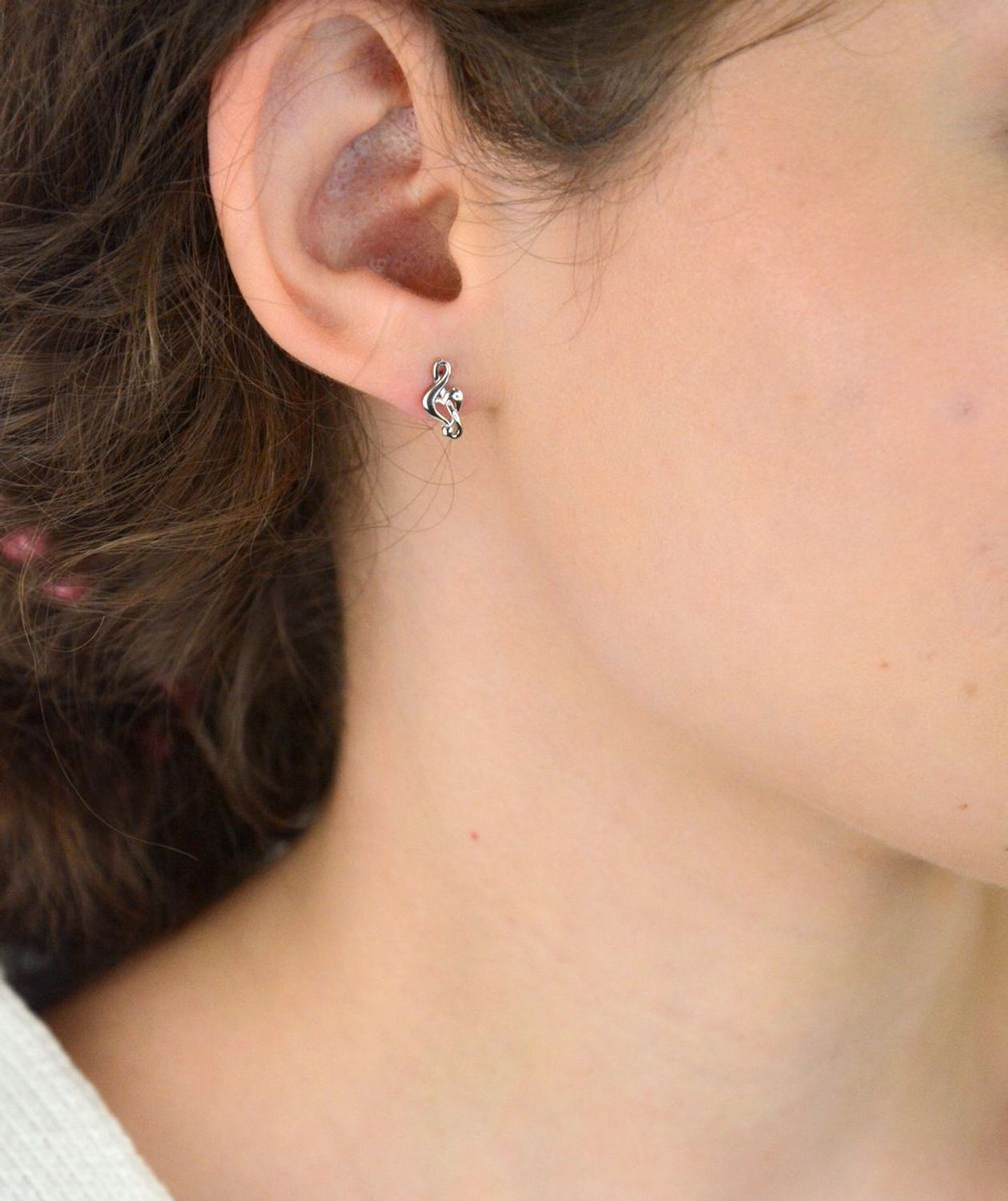 Srebrne kolczyki MINET w kształcie klucza wiolinowego. Delikatny, muzyczny motyw z rodowanego srebra próby Ag 925. Model JMAS0254SE00 – idealne na co dzień i na prezent.1.jpg