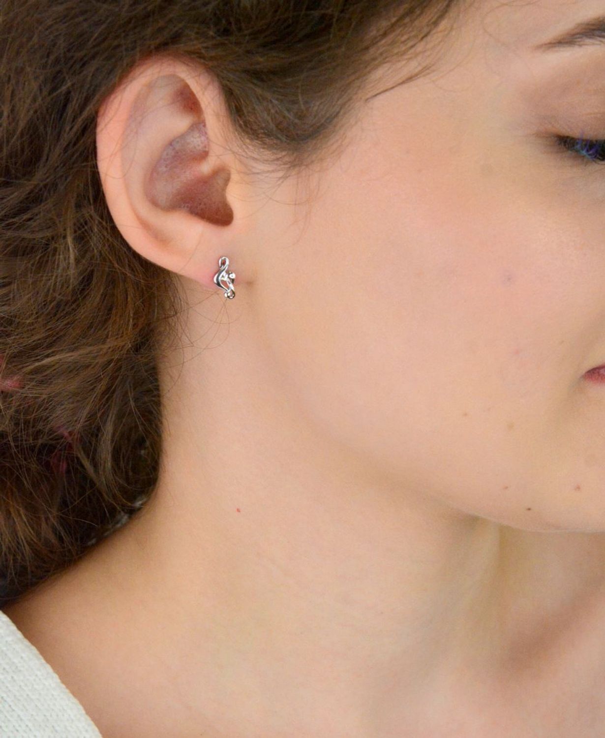 Srebrne kolczyki MINET w kształcie klucza wiolinowego. Delikatny, muzyczny motyw z rodowanego srebra próby Ag 925. Model JMAS0254SE00 – idealne na co dzień i na prezent.1.jpg