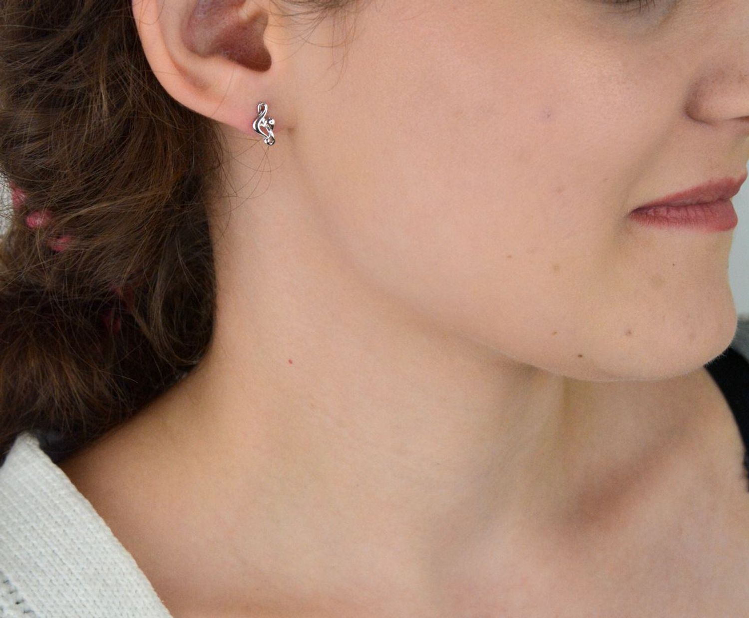 Srebrne kolczyki MINET w kształcie klucza wiolinowego. Delikatny, muzyczny motyw z rodowanego srebra próby Ag 925. Model JMAS0254SE00 – idealne na co dzień i na prezent.1.jpg