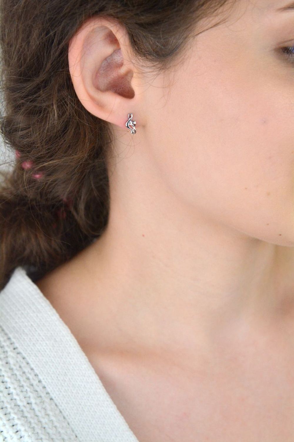 Srebrne kolczyki MINET w kształcie klucza wiolinowego. Delikatny, muzyczny motyw z rodowanego srebra próby Ag 925. Model JMAS0254SE00 – idealne na co dzień i na prezent.1.jpg