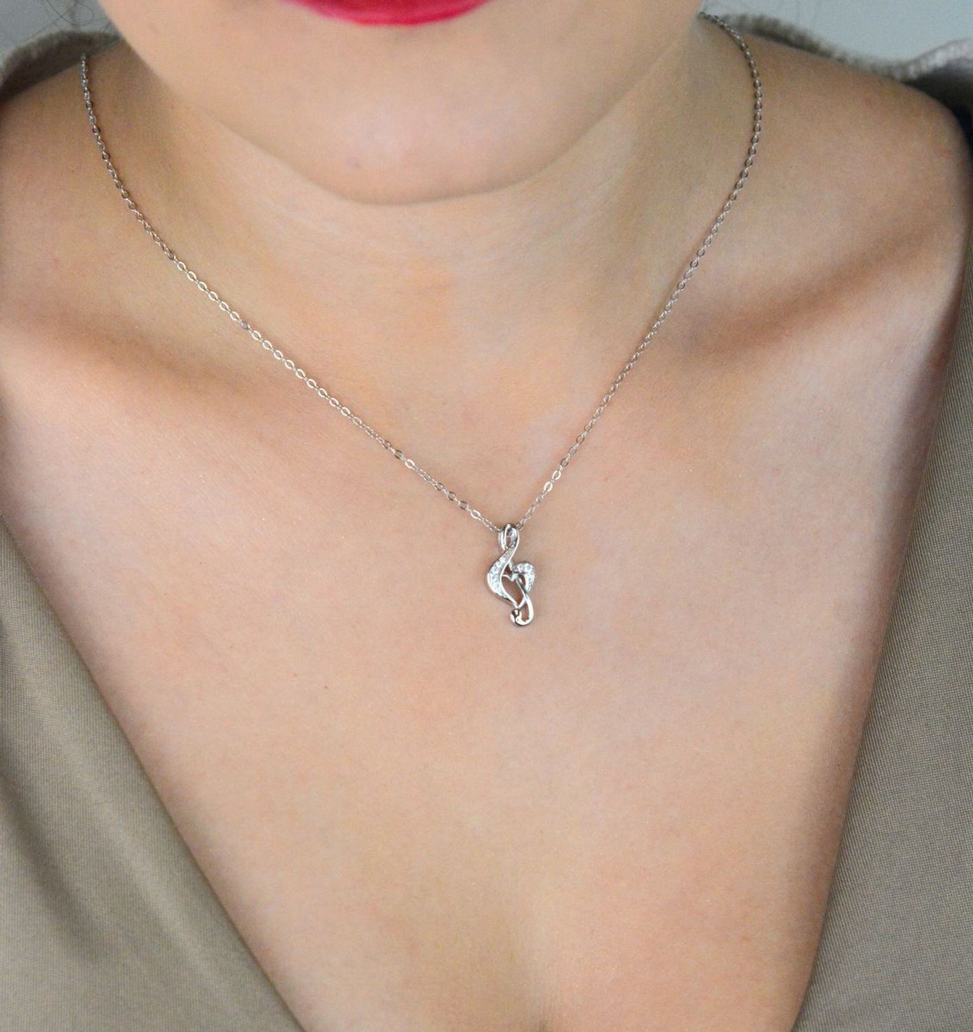 Srebrny naszyjnik MINET z kluczem wiolinowym i białymi cyrkoniami. Wykonany z rodowanego srebra Ag 925. Idealny dla miłośniczki muzyki – subtelny i elegancki.1.jpg