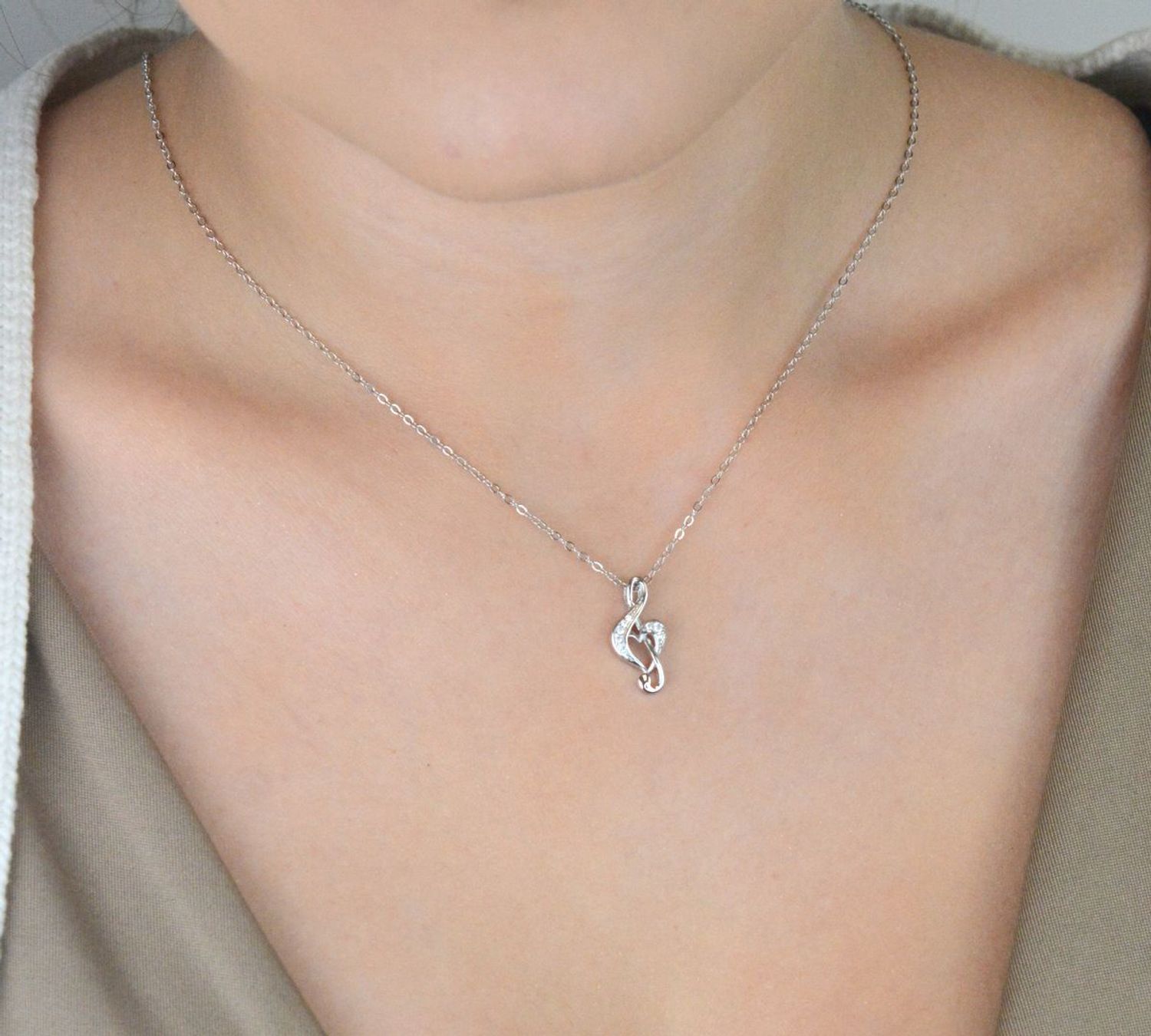 Srebrny naszyjnik MINET z kluczem wiolinowym i białymi cyrkoniami. Wykonany z rodowanego srebra Ag 925. Idealny dla miłośniczki muzyki – subtelny i elegancki.1.jpg