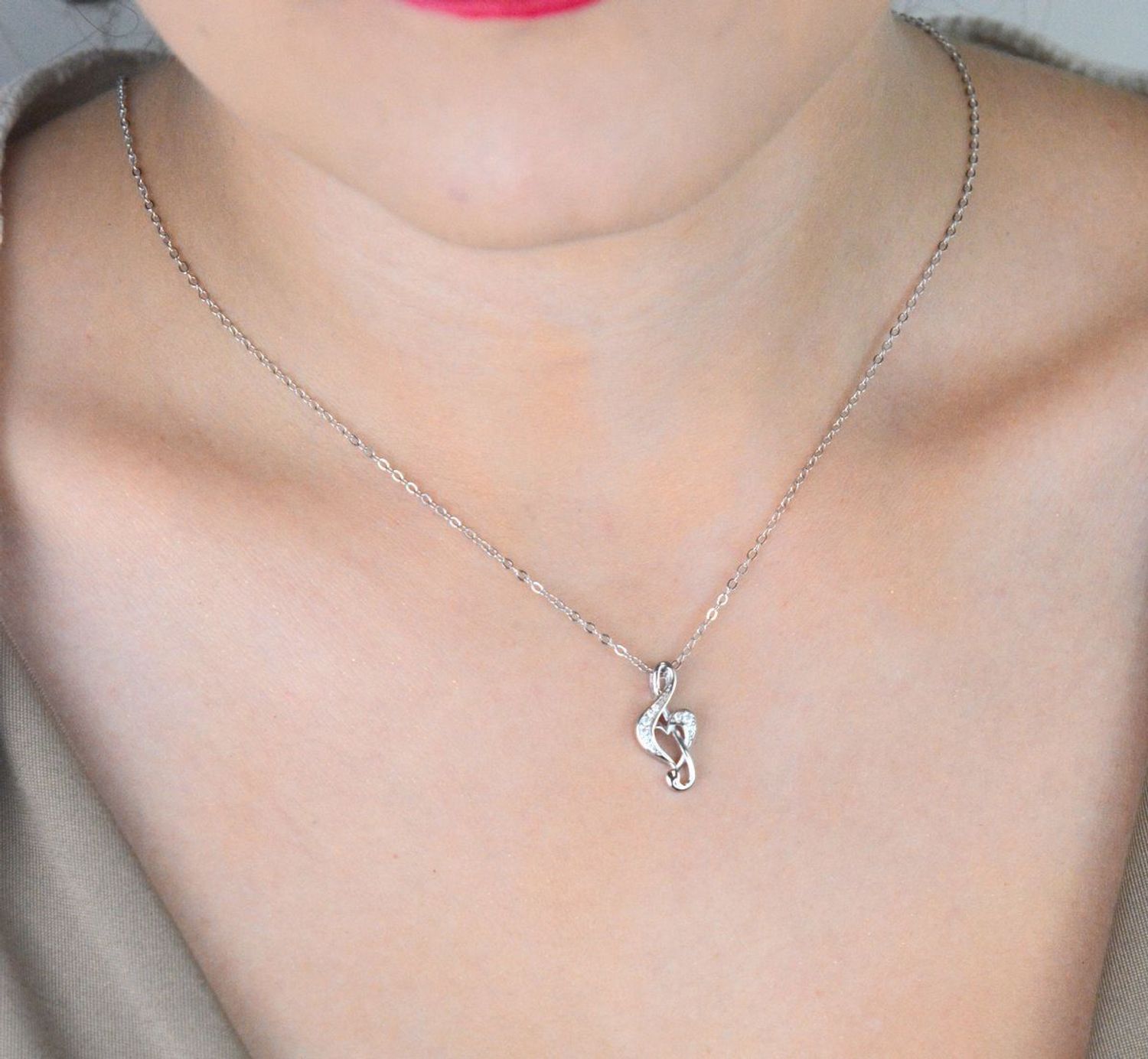 Srebrny naszyjnik MINET z kluczem wiolinowym i białymi cyrkoniami. Wykonany z rodowanego srebra Ag 925. Idealny dla miłośniczki muzyki – subtelny i elegancki.1.jpg