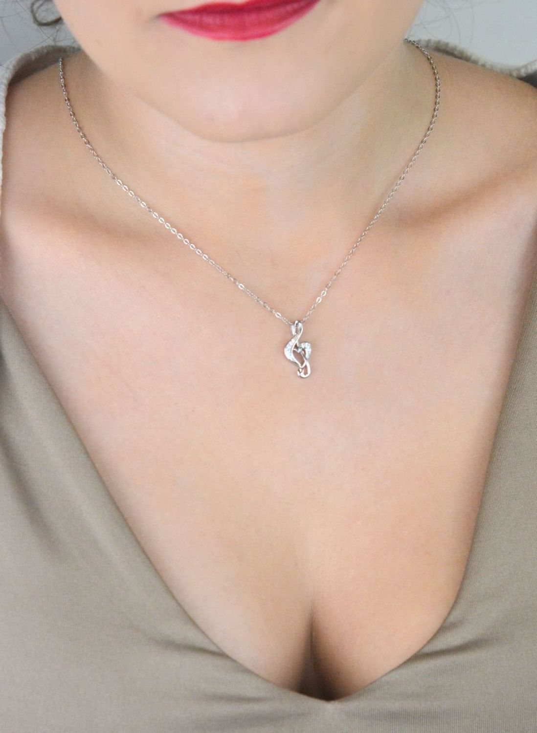 Srebrny naszyjnik MINET z kluczem wiolinowym i białymi cyrkoniami. Wykonany z rodowanego srebra Ag 925. Idealny dla miłośniczki muzyki – subtelny i elegancki.1.jpg