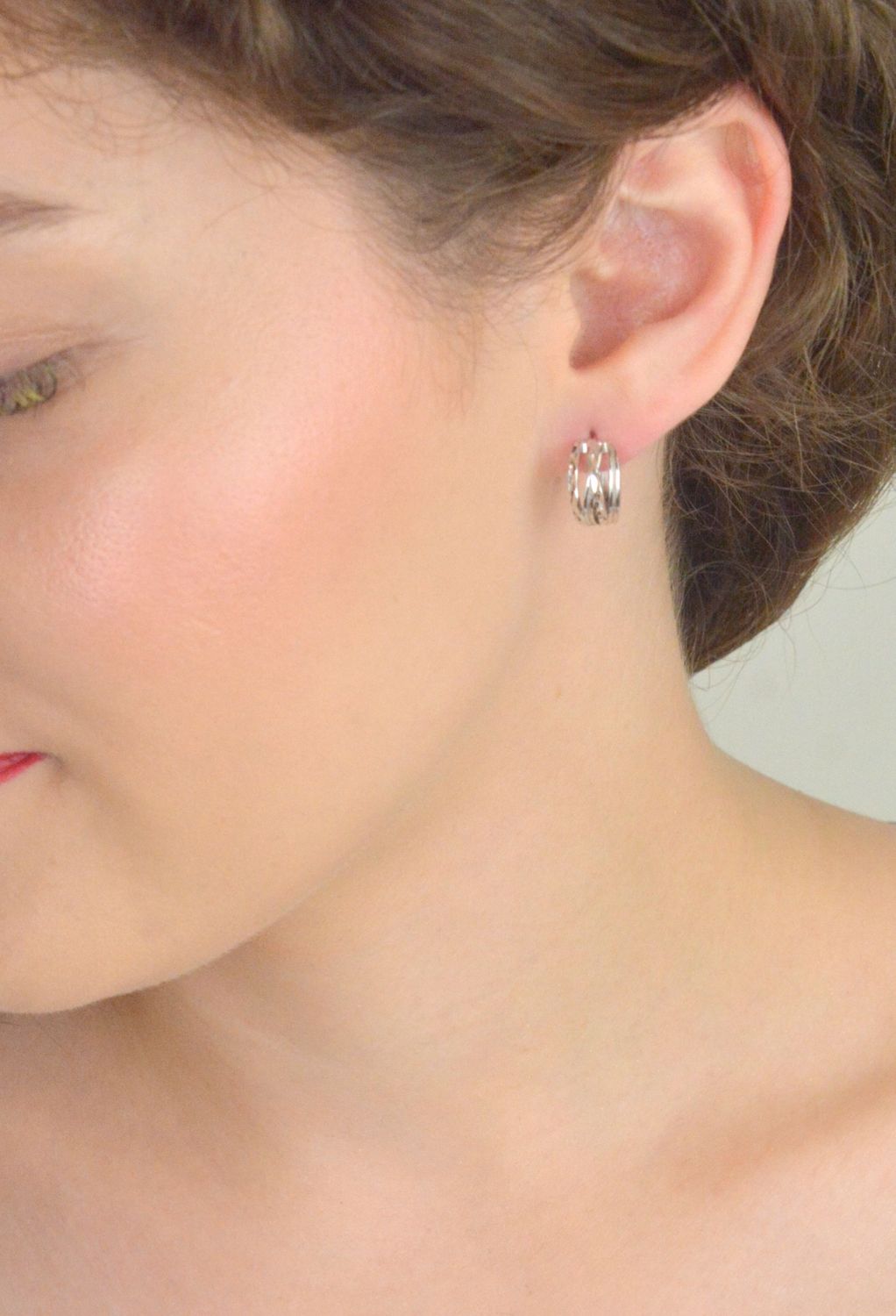 Szczotkowane srebrne kolczyki MINET typu pierścionki. Wykonane z rodowanego srebra próby 925. Klasyczny, nowoczesny design – idealne do każdej stylizacji. Model JMAS0262SE00.1.jpg