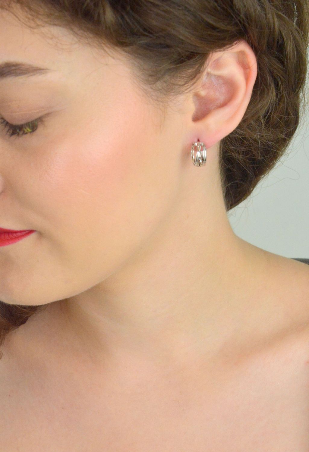 Szczotkowane srebrne kolczyki MINET typu pierścionki. Wykonane z rodowanego srebra próby 925. Klasyczny, nowoczesny design – idealne do każdej stylizacji. Model JMAS0262SE00.1.jpg