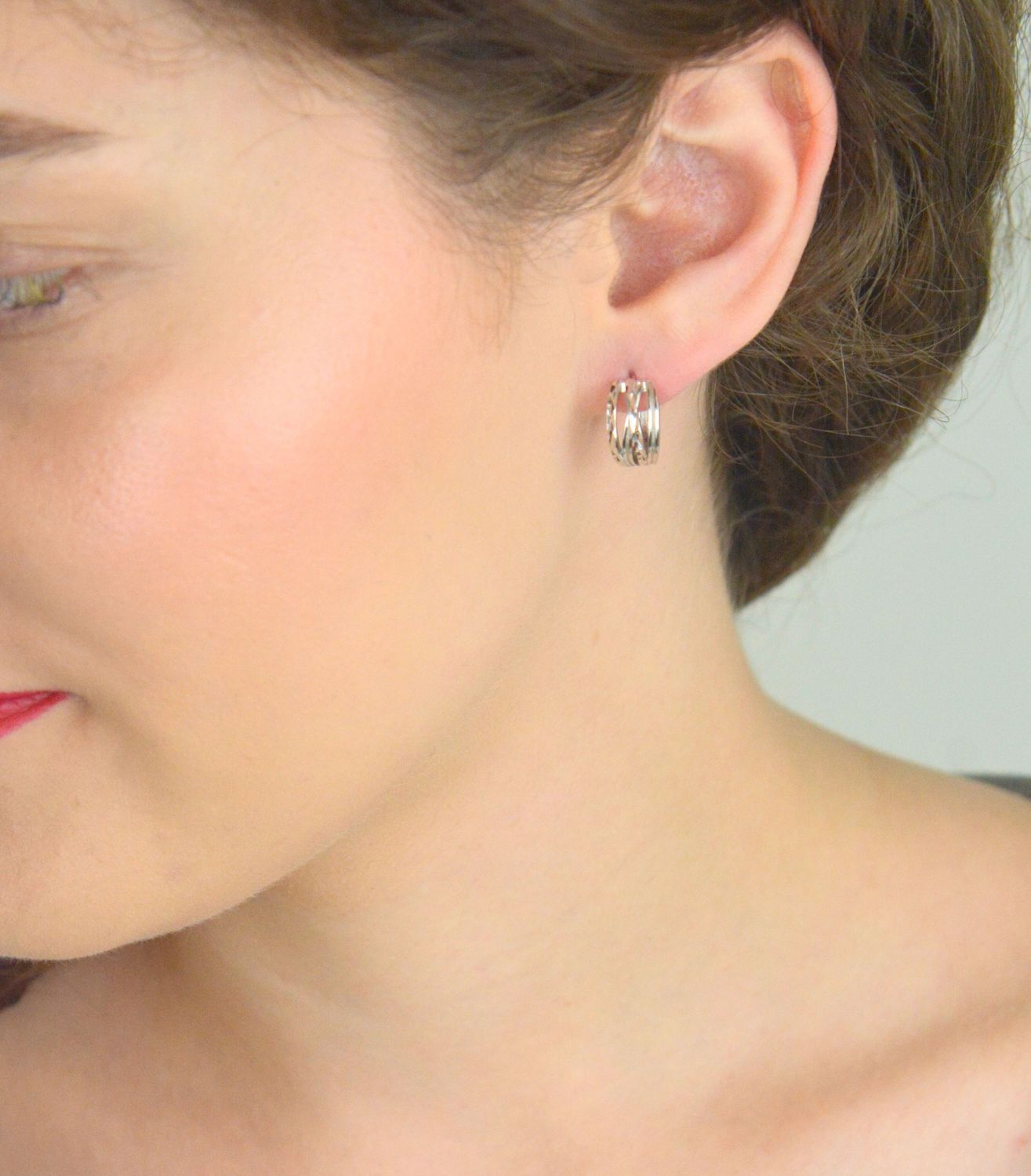 Szczotkowane srebrne kolczyki MINET typu pierścionki. Wykonane z rodowanego srebra próby 925. Klasyczny, nowoczesny design – idealne do każdej stylizacji. Model JMAS0262SE00.1.jpg