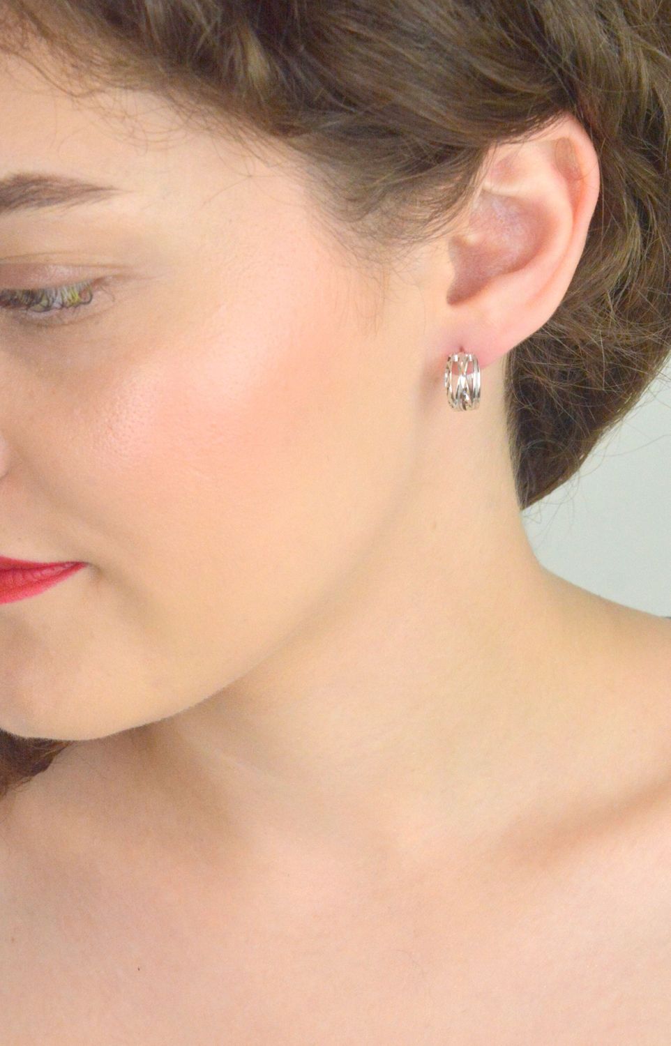 Szczotkowane srebrne kolczyki MINET typu pierścionki. Wykonane z rodowanego srebra próby 925. Klasyczny, nowoczesny design – idealne do każdej stylizacji. Model JMAS0262SE00.1.jpg