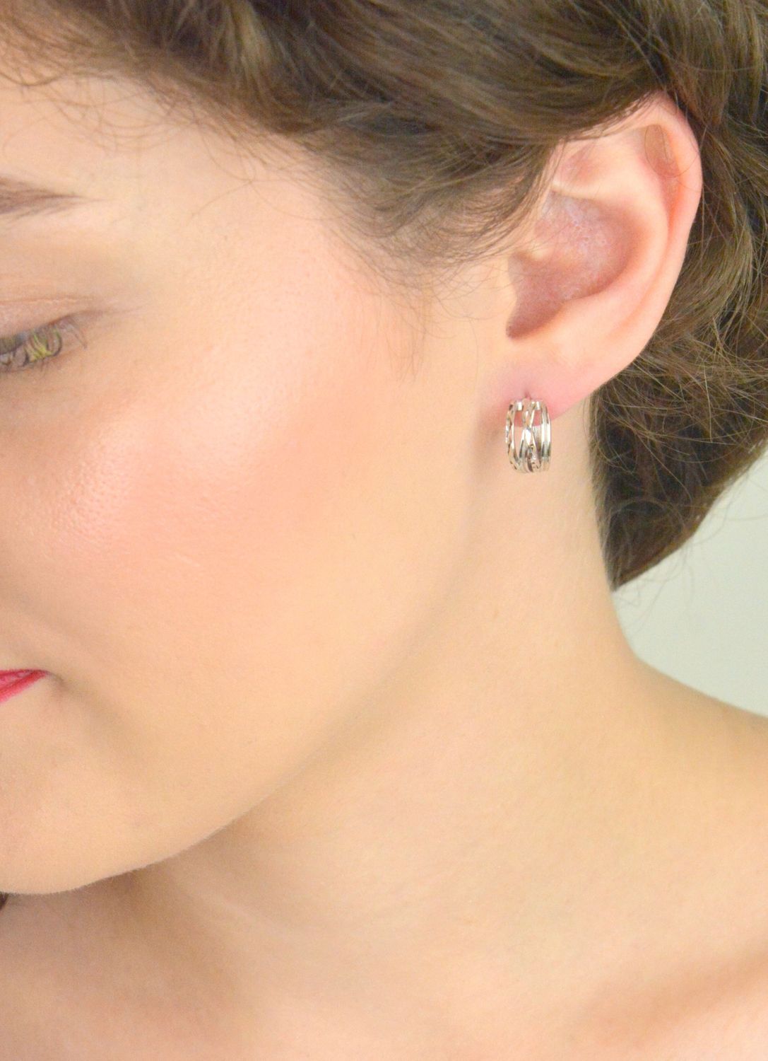 Szczotkowane srebrne kolczyki MINET typu pierścionki. Wykonane z rodowanego srebra próby 925. Klasyczny, nowoczesny design – idealne do każdej stylizacji. Model JMAS0262SE00.1.jpg