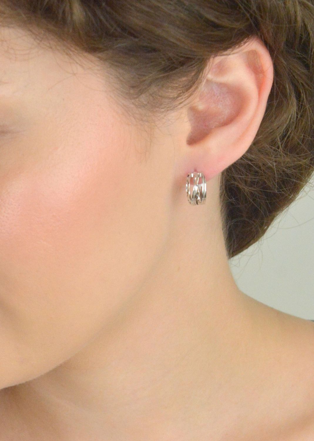 Szczotkowane srebrne kolczyki MINET typu pierścionki. Wykonane z rodowanego srebra próby 925. Klasyczny, nowoczesny design – idealne do każdej stylizacji. Model JMAS0262SE00.1.jpg