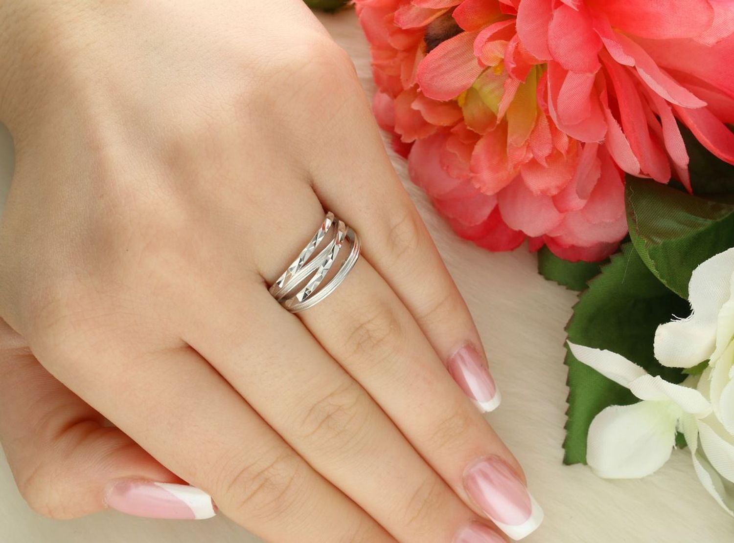 Delikatny srebrny pierścionek dziecięcy JMAS0262SR z ozdobnym plecionym wzorem. Wykonany ze srebra próby 925. Wielkość elementu górnego 1 cm.1.jpg