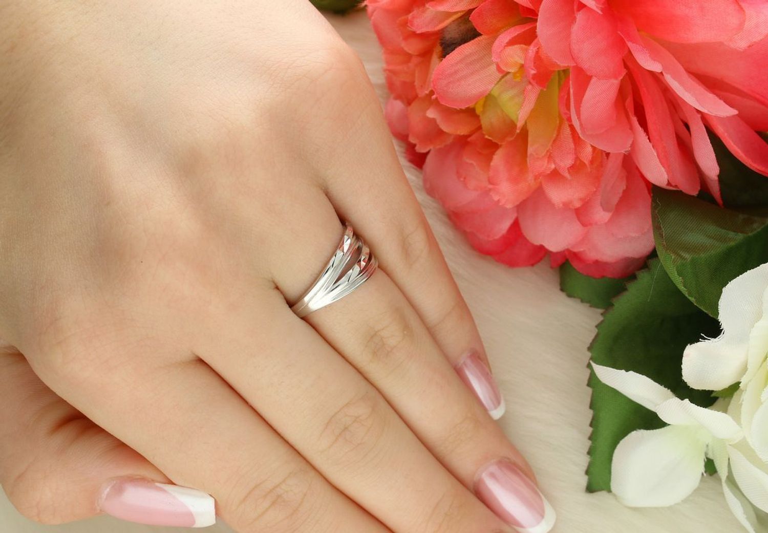 Delikatny srebrny pierścionek dziecięcy JMAS0262SR z ozdobnym plecionym wzorem. Wykonany ze srebra próby 925. Wielkość elementu górnego 1 cm.1.jpg