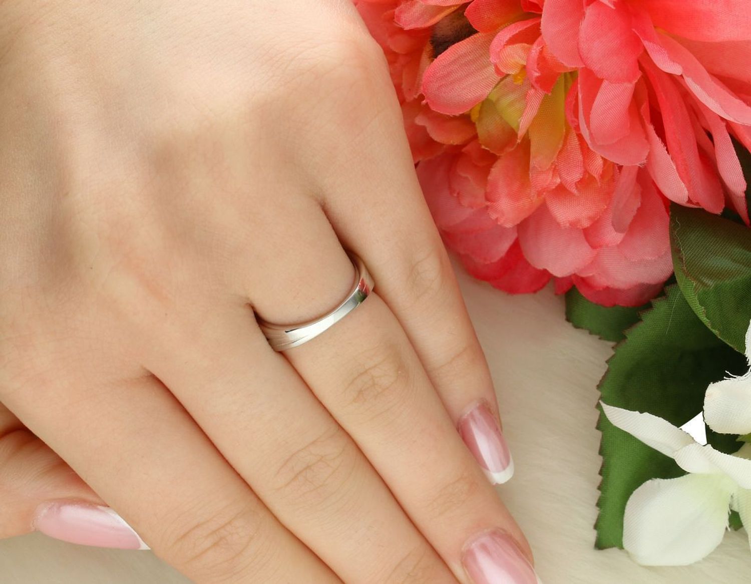 Delikatny srebrny pierścionek dziecięcy JMAS0262SR z ozdobnym plecionym wzorem. Wykonany ze srebra próby 925. Wielkość elementu górnego 1 cm.1.jpg