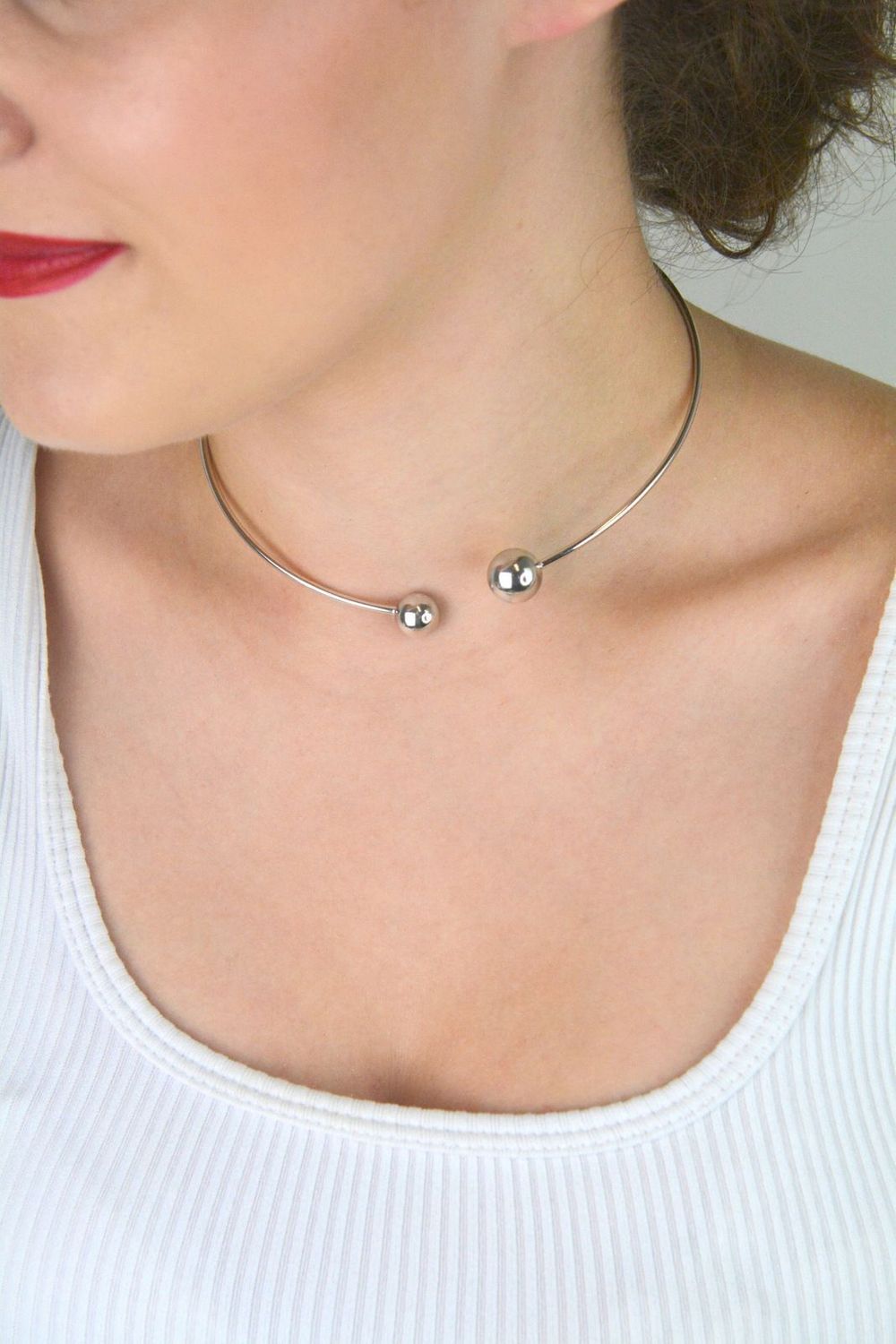 MINET srebrny naszyjnik z kulkami rodowany Ag 925, idealny na wąską szyję 30-33 cm. Minimalistyczny i trwały design, doskonały na co dzień i na wyjątkowe okazje.1.jpg