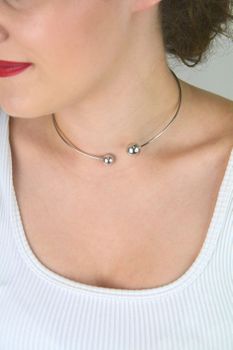 MINET srebrny naszyjnik z kulkami rodowany Ag 925, idealny na wąską szyję 30-33 cm. Minimalistyczny i trwały design, doskonały na co dzień i na wyjątkowe okazje (3).JPG