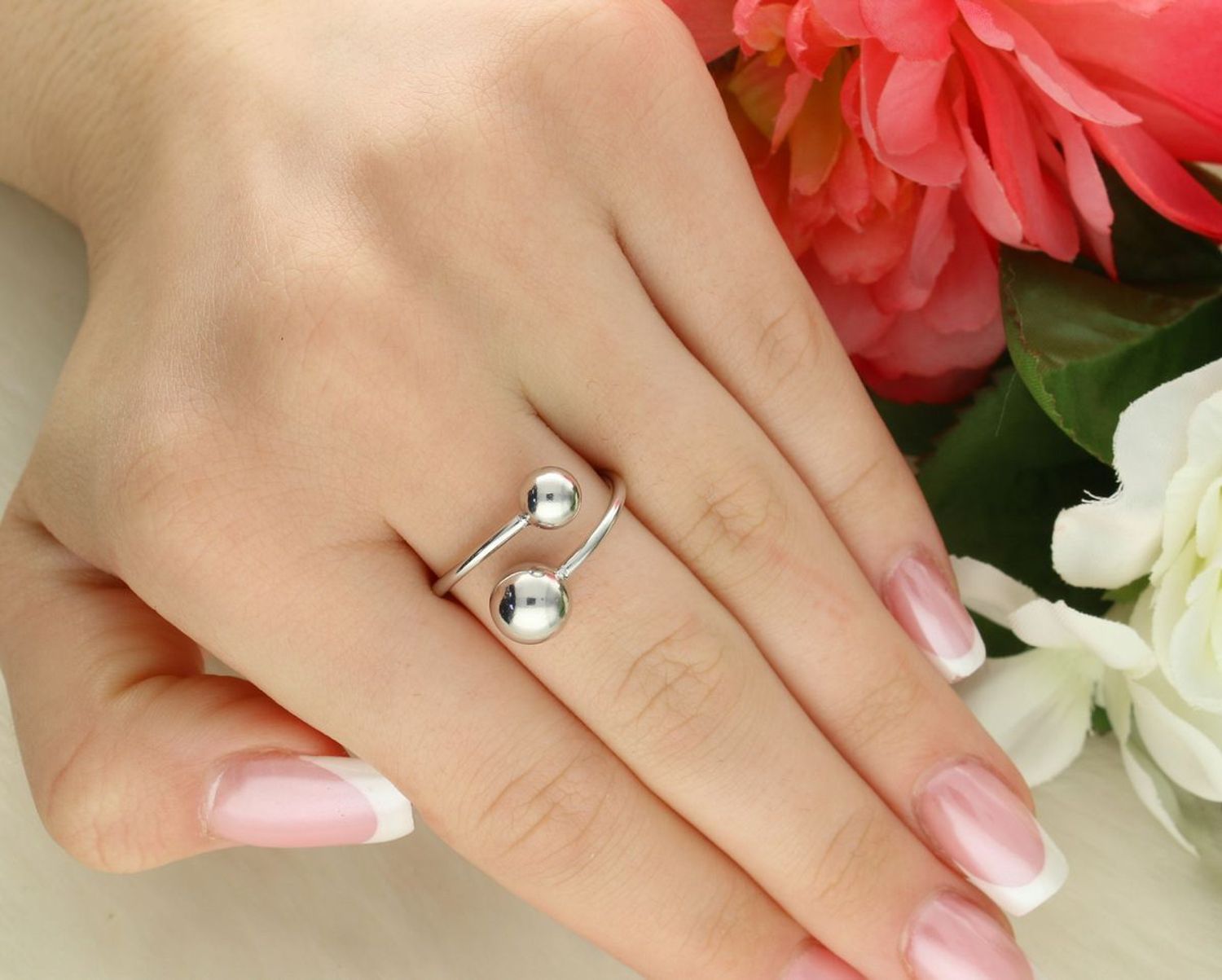 Nowoczesny srebrny pierścionek JMAS0263SR z dwiema kulkami 6 i 8 mm. Wykonany ze srebra próby 925. Waga 2,45 g. Stylowa i subtelna biżuteria.1.jpg