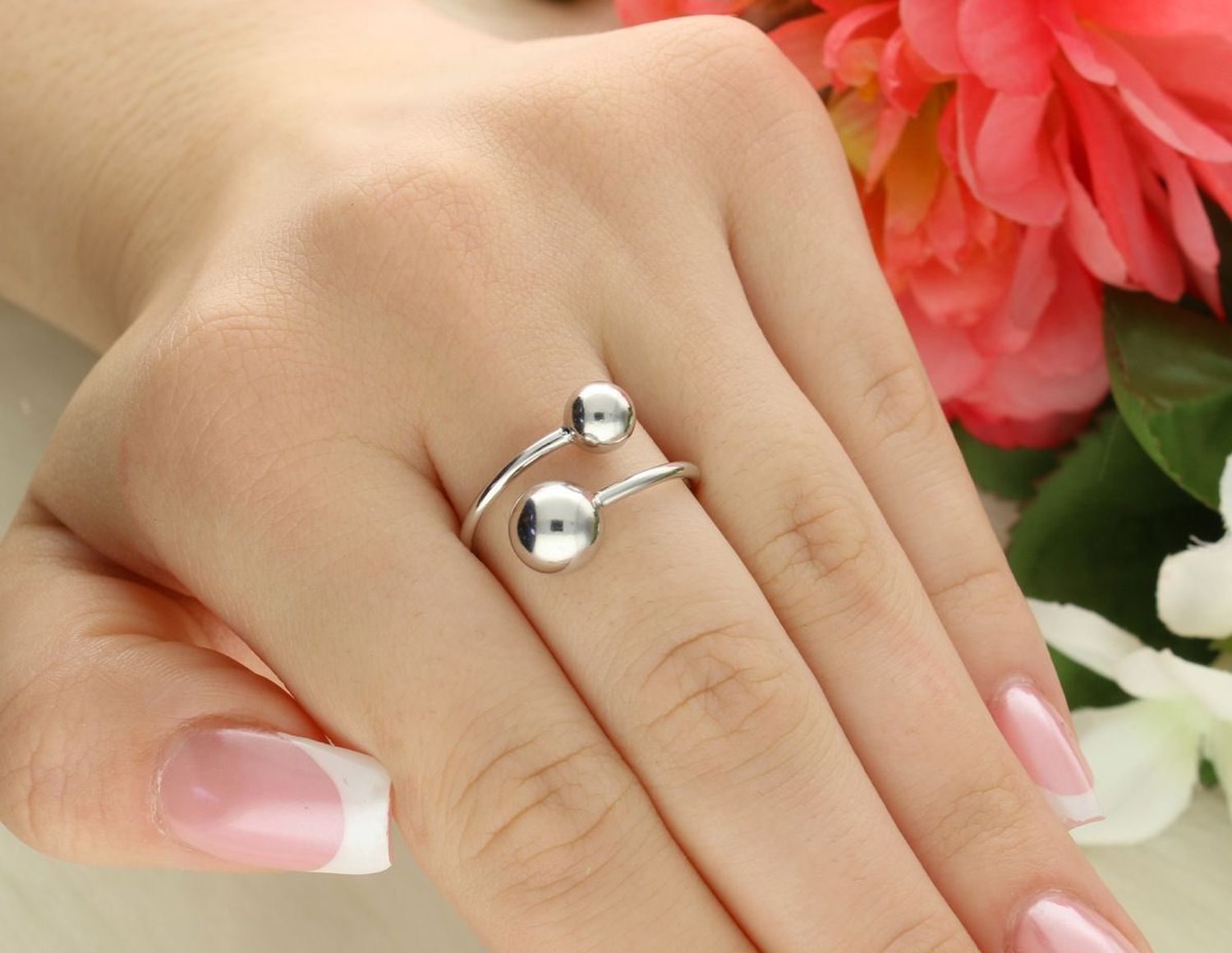 Nowoczesny srebrny pierścionek JMAS0263SR z dwiema kulkami 6 i 8 mm. Wykonany ze srebra próby 925. Waga 2,45 g. Stylowa i subtelna biżuteria.1.jpg