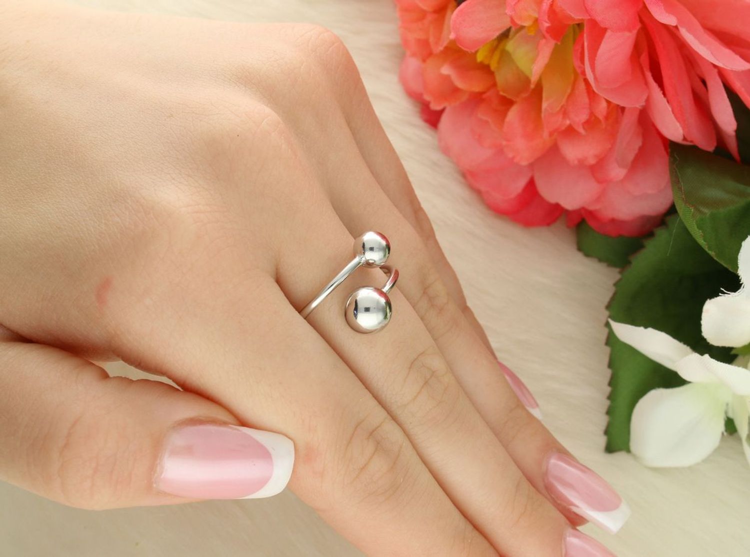 Nowoczesny srebrny pierścionek JMAS0263SR z dwiema kulkami 6 i 8 mm. Wykonany ze srebra próby 925. Waga 2,45 g. Stylowa i subtelna biżuteria.1.jpg