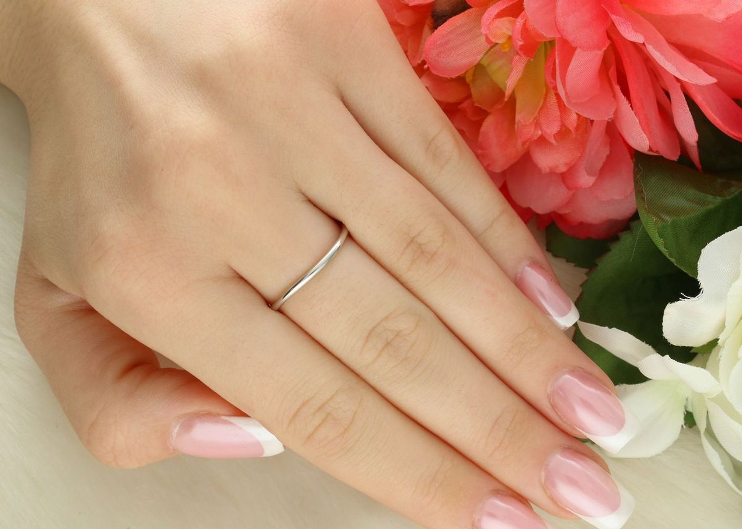 Nowoczesny srebrny pierścionek JMAS0263SR z dwiema kulkami 6 i 8 mm. Wykonany ze srebra próby 925. Waga 2,45 g. Stylowa i subtelna biżuteria.1.jpg