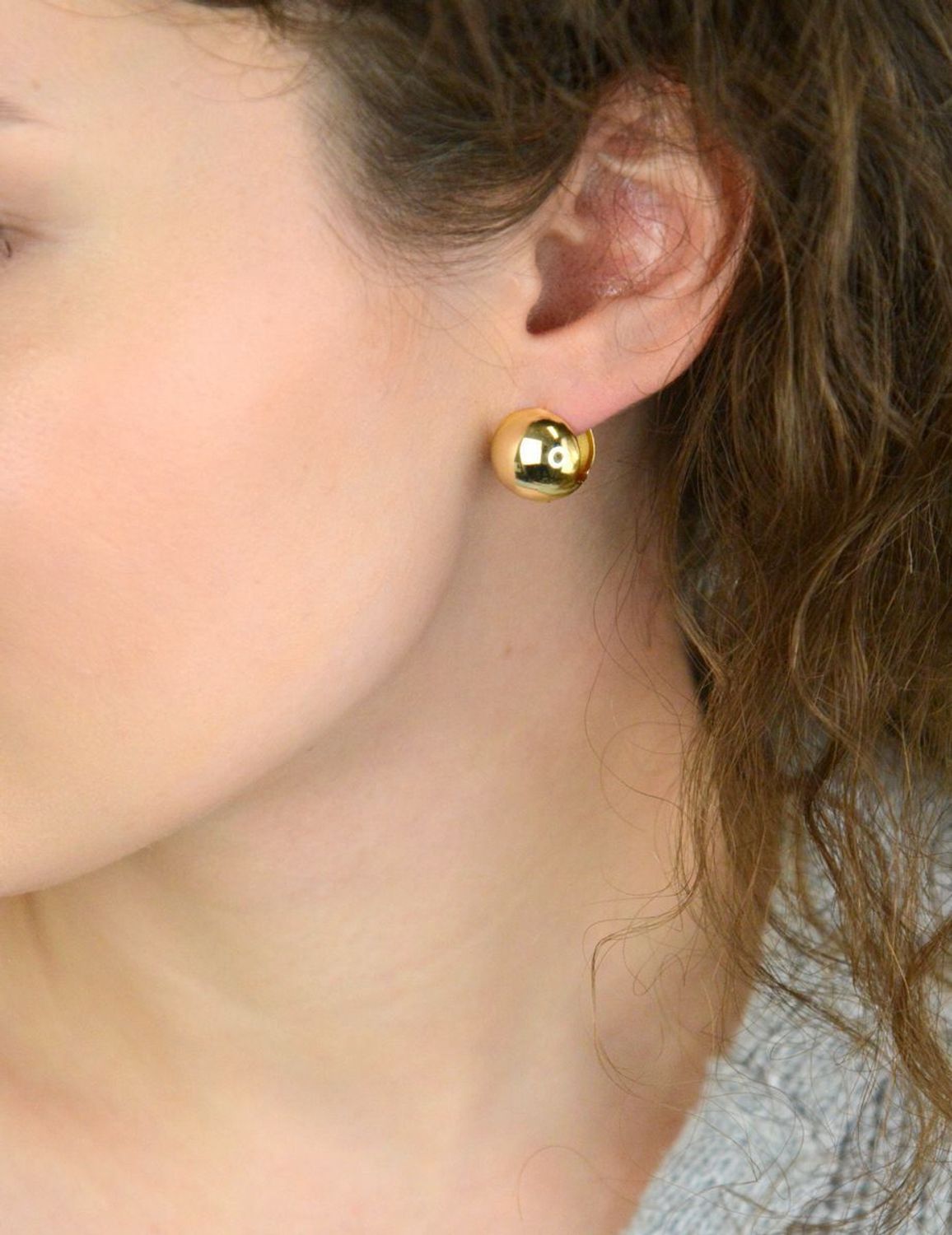 Eleganckie pozłacane kolczyki srebrne MINET w kształcie pustych kulek. Wykonane z wysokiej jakości srebra próby 925, pokryte trwałym złoceniem 14K. Zapięcie angielskie 1.jpg