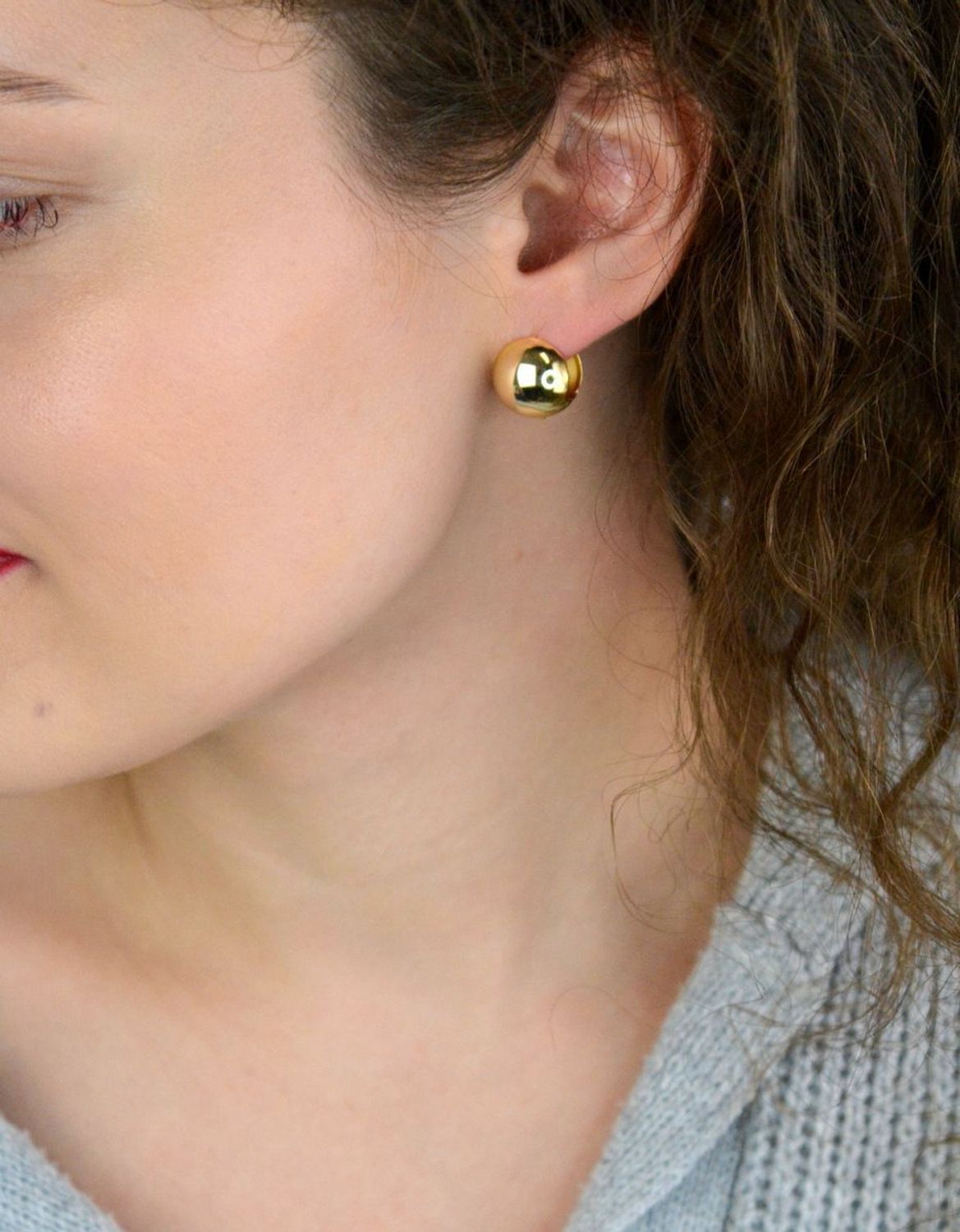 Eleganckie pozłacane kolczyki srebrne MINET w kształcie pustych kulek. Wykonane z wysokiej jakości srebra próby 925, pokryte trwałym złoceniem 14K. Zapięcie angielskie 1.jpg