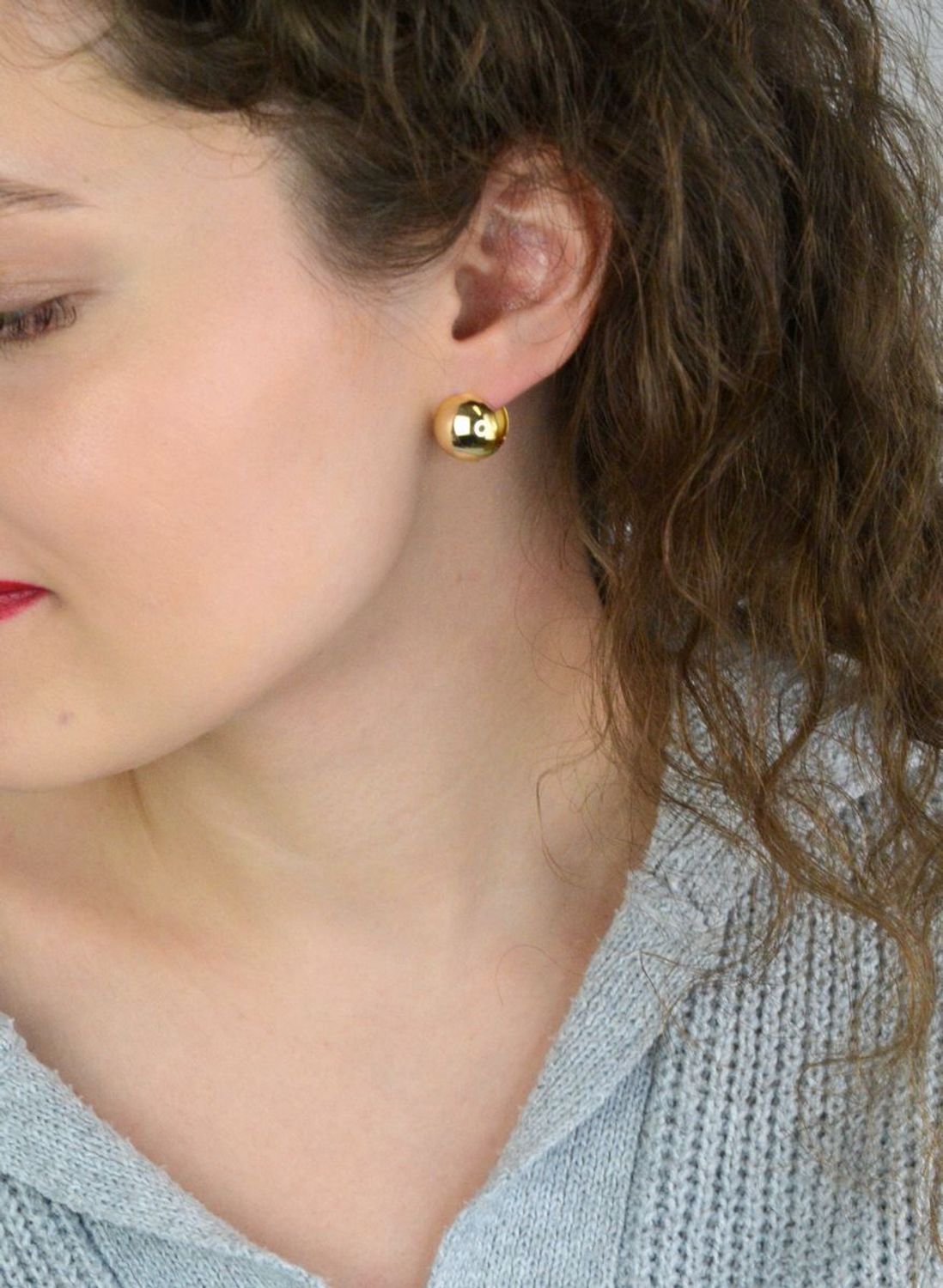 Eleganckie pozłacane kolczyki srebrne MINET w kształcie pustych kulek. Wykonane z wysokiej jakości srebra próby 925, pokryte trwałym złoceniem 14K. Zapięcie angielskie 1.jpg