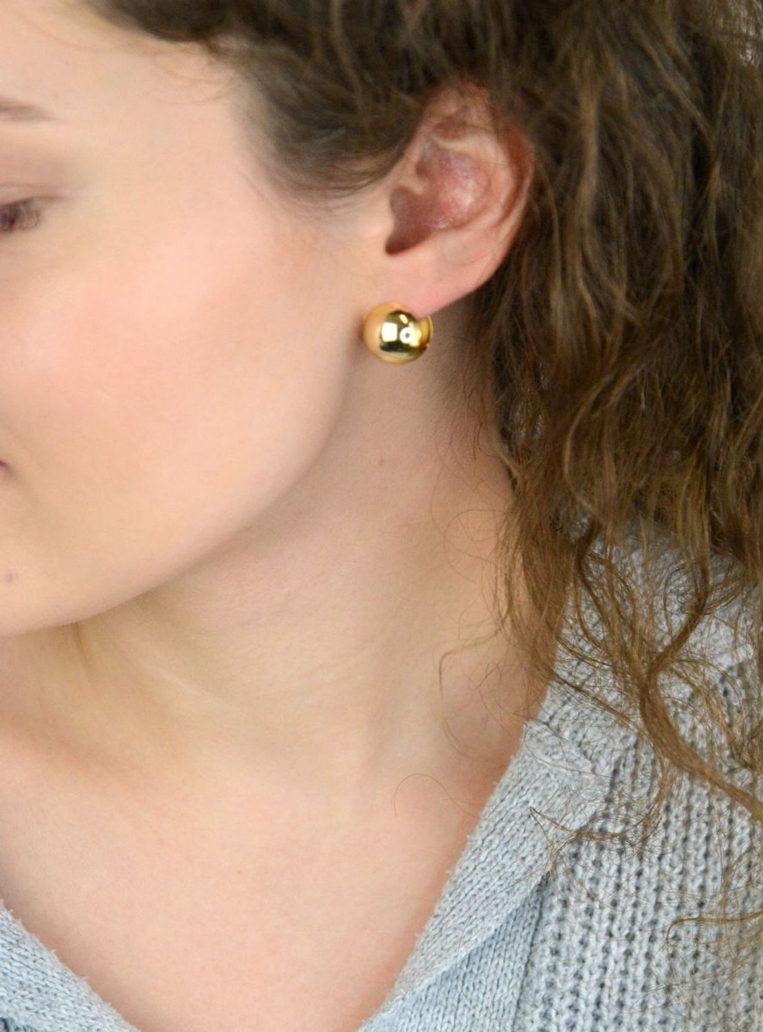 Eleganckie pozłacane kolczyki srebrne MINET w kształcie pustych kulek. Wykonane z wysokiej jakości srebra próby 925, pokryte trwałym złoceniem 14K. Zapięcie angielskie 1.jpg