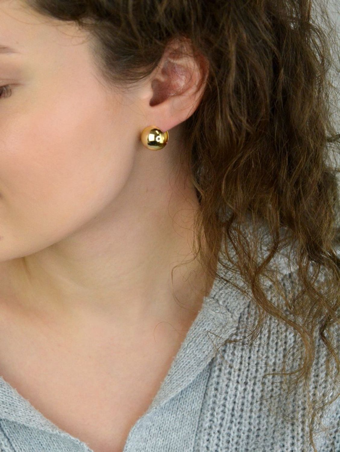 Eleganckie pozłacane kolczyki srebrne MINET w kształcie pustych kulek. Wykonane z wysokiej jakości srebra próby 925, pokryte trwałym złoceniem 14K. Zapięcie angielskie 1.jpg