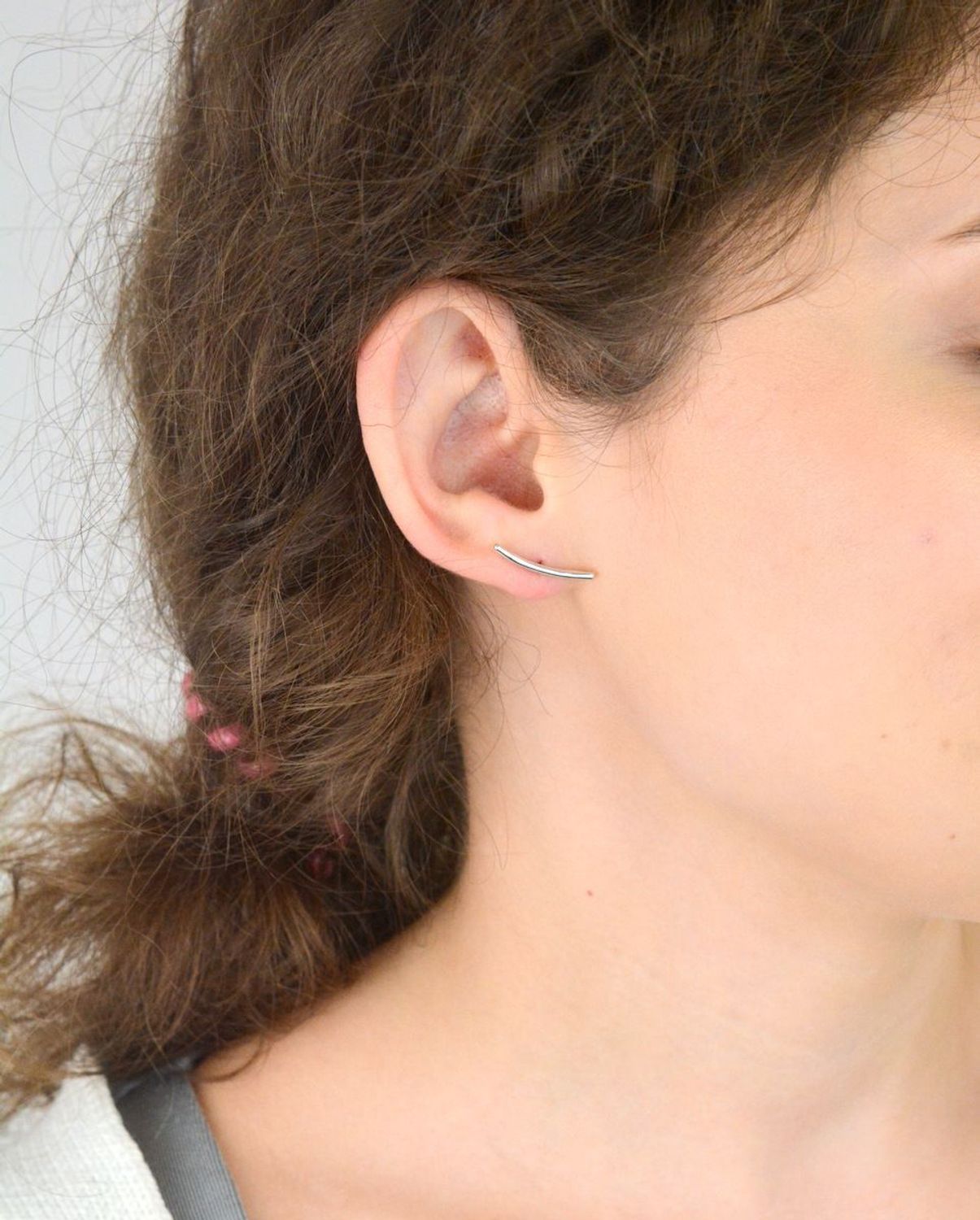 Minimalistyczne kolczyki sztyfty MINET z rodowanego srebra 925. Smukły i elegancki design – idealny wybór na co dzień i specjalne okazje. Sprawdź model JMAS0266SE00!1.jpg