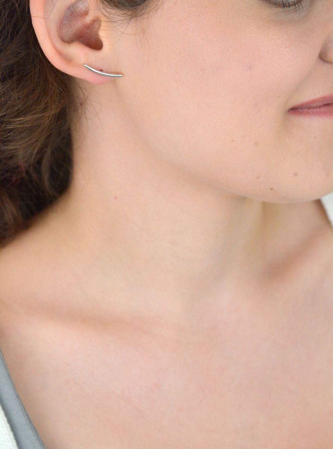 Minimalistyczne kolczyki sztyfty MINET z rodowanego srebra 925. Smukły i elegancki design – idealny wybór na co dzień i specjalne okazje. Sprawdź model JMAS0266SE00!1.jpg