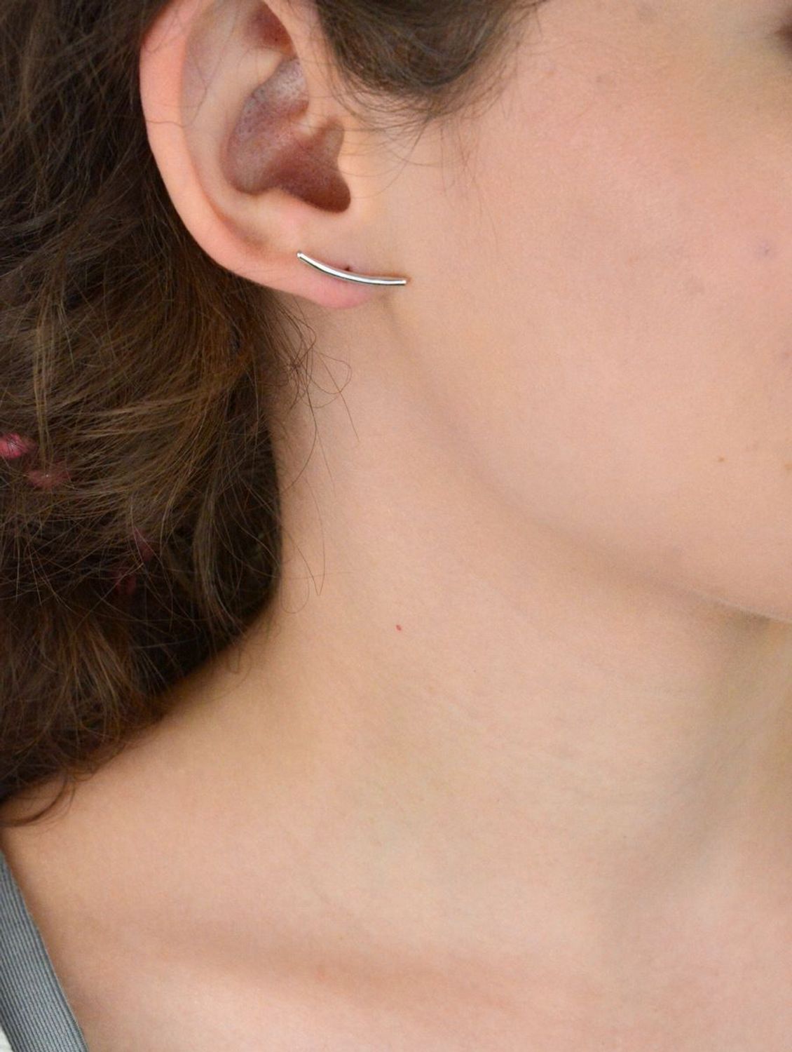 Minimalistyczne kolczyki sztyfty MINET z rodowanego srebra 925. Smukły i elegancki design – idealny wybór na co dzień i specjalne okazje. Sprawdź model JMAS0266SE00!1.jpg