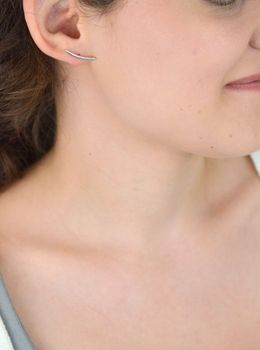 Minimalistyczne kolczyki sztyfty MINET z rodowanego srebra 925. Smukły i elegancki design – idealny wybór na co dzień i specjalne okazje. Sprawdź model JMAS0266SE00! (4).JPG