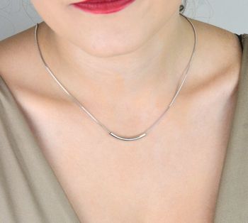 Stylowy naszyjnik MINET z poziomą poprzeczką wykonany z rodowanego srebra Ag 925. Nowoczesny i subtelny dodatek idealny do codziennych i eleganckich stylizacji (1).JPG