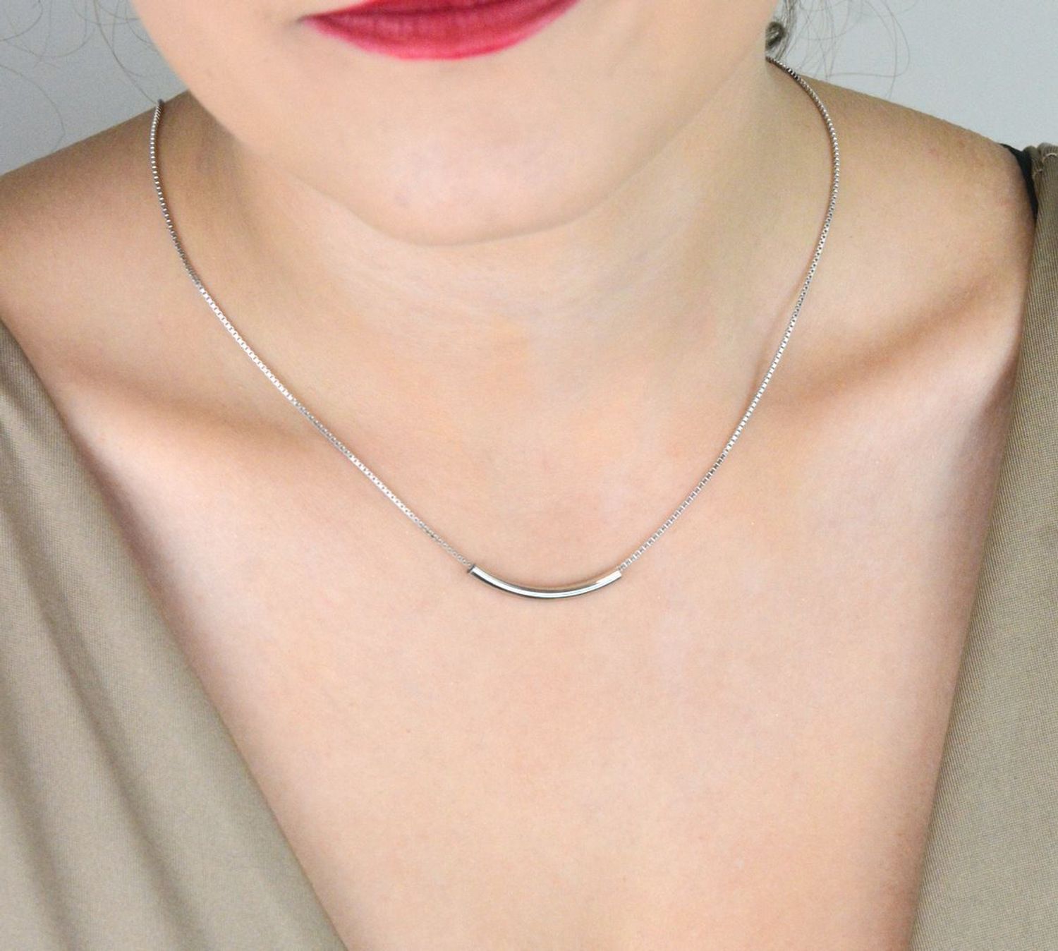 Stylowy naszyjnik MINET z poziomą poprzeczką wykonany z rodowanego srebra Ag 925. Nowoczesny i subtelny dodatek idealny do codziennych i eleganckich stylizacji.1.jpg