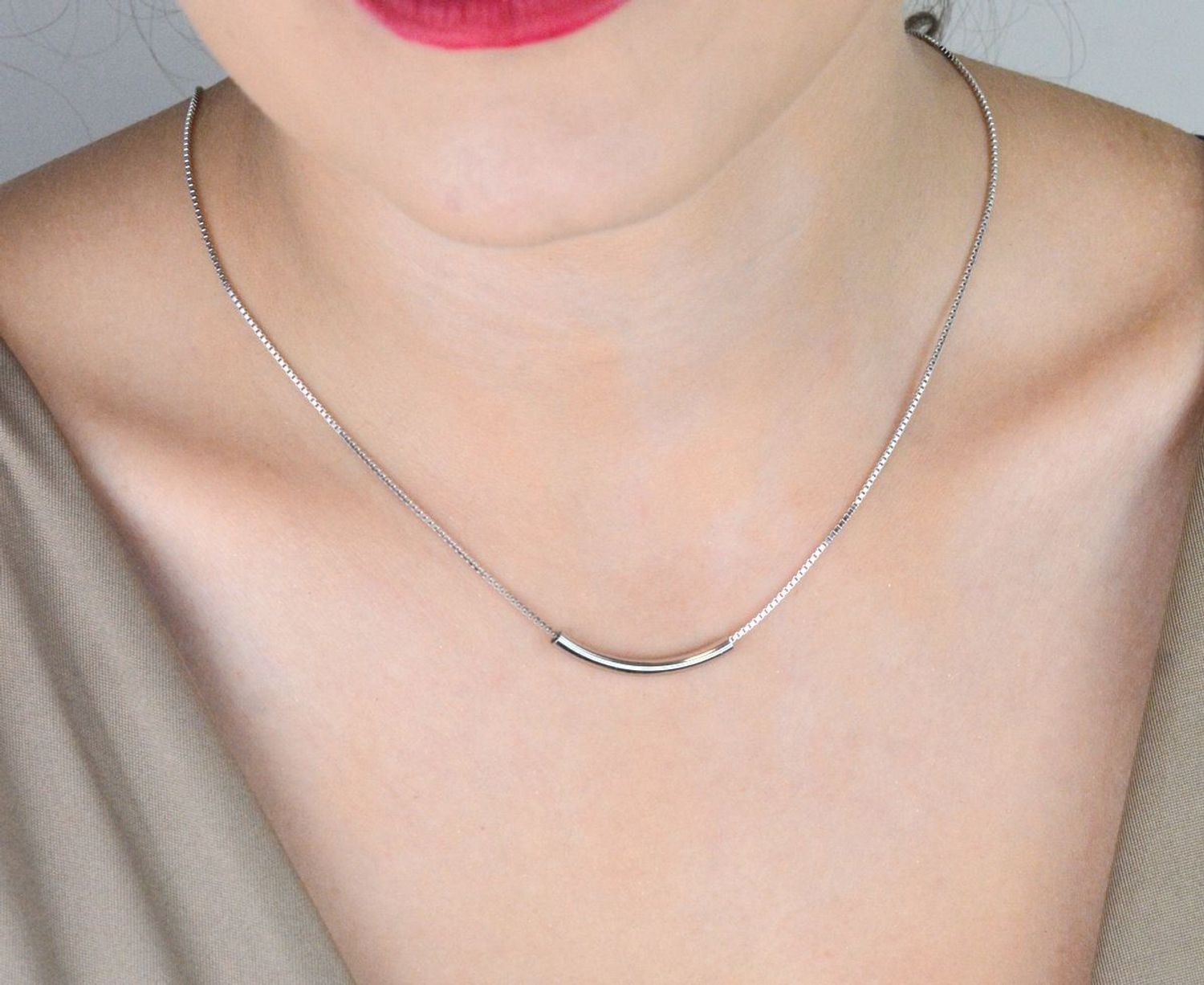 Stylowy naszyjnik MINET z poziomą poprzeczką wykonany z rodowanego srebra Ag 925. Nowoczesny i subtelny dodatek idealny do codziennych i eleganckich stylizacji.1.jpg