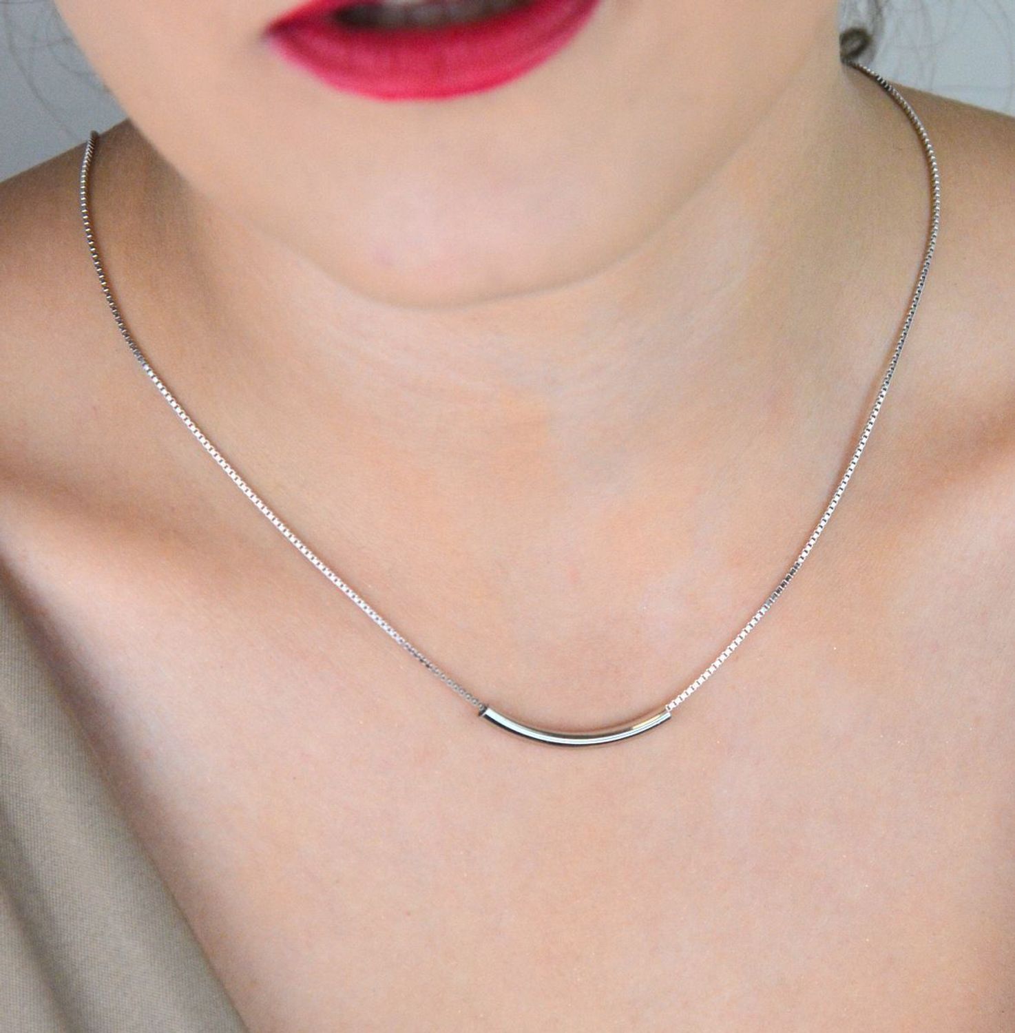 Stylowy naszyjnik MINET z poziomą poprzeczką wykonany z rodowanego srebra Ag 925. Nowoczesny i subtelny dodatek idealny do codziennych i eleganckich stylizacji.1.jpg