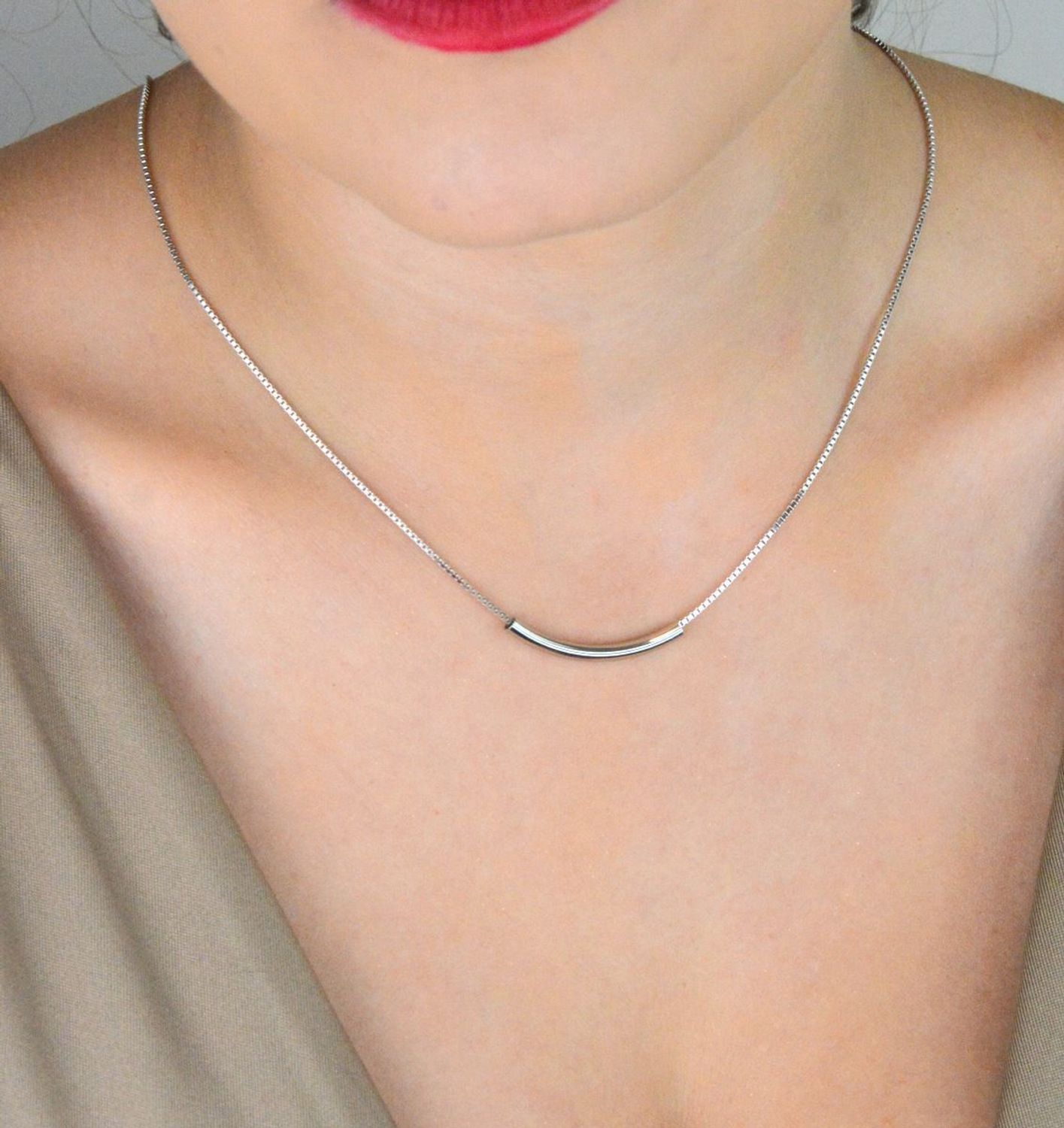 Stylowy naszyjnik MINET z poziomą poprzeczką wykonany z rodowanego srebra Ag 925. Nowoczesny i subtelny dodatek idealny do codziennych i eleganckich stylizacji.1.jpg