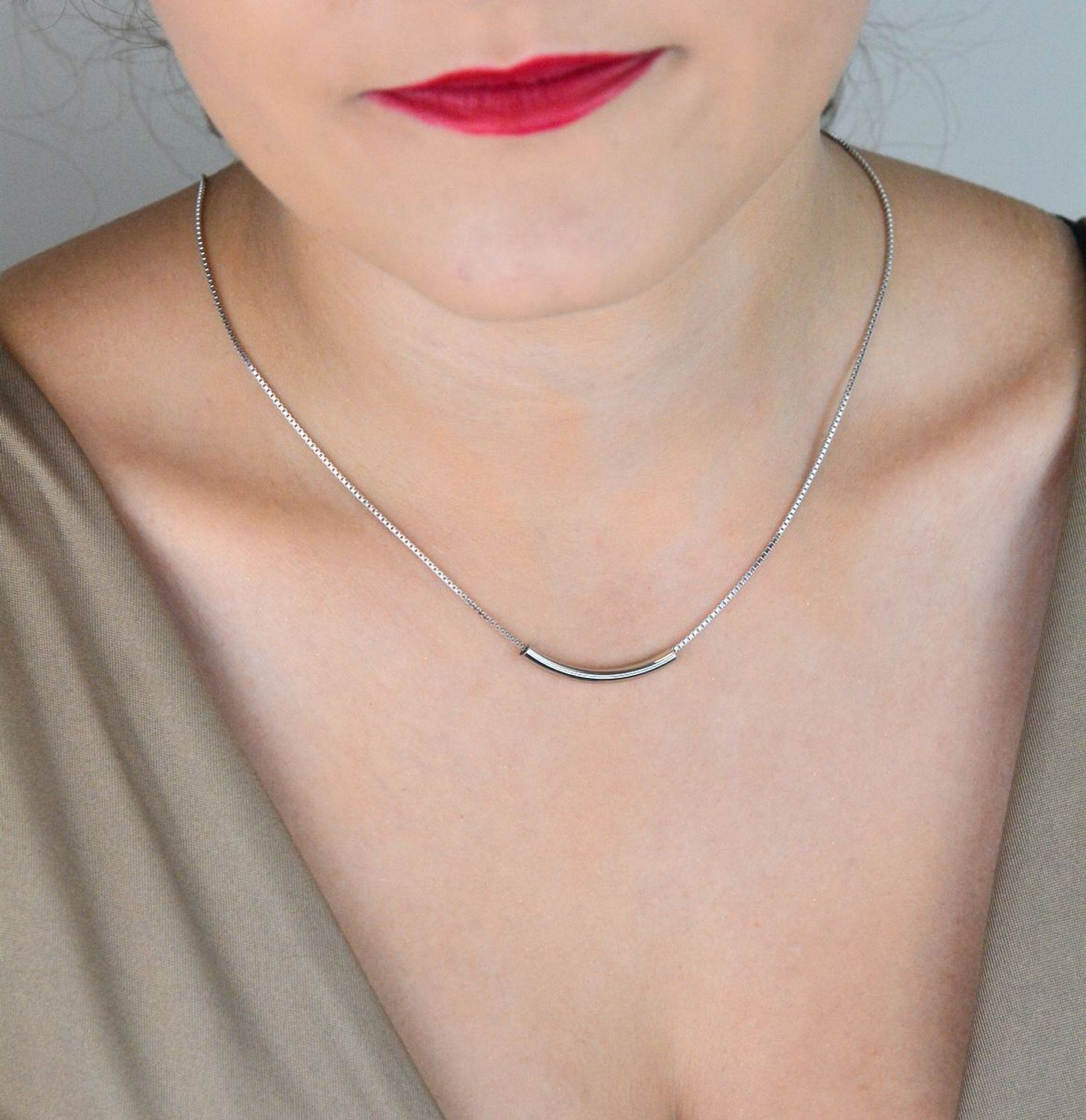 Stylowy naszyjnik MINET z poziomą poprzeczką wykonany z rodowanego srebra Ag 925. Nowoczesny i subtelny dodatek idealny do codziennych i eleganckich stylizacji.1.jpg