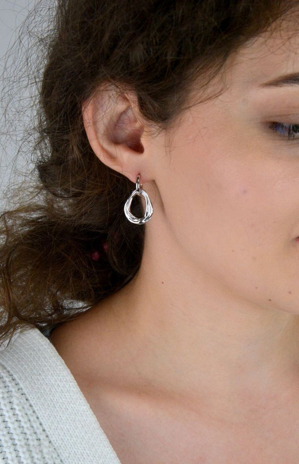 Nowoczesne kolczyki srebrne MINET JMAS0272SE00 z cyrkoniami. Elegancki design, rodowane srebro próby 925, wygodne zapięcie angielskie. Idealne do stylizacji codziennych i wieczorowych.1.jpg