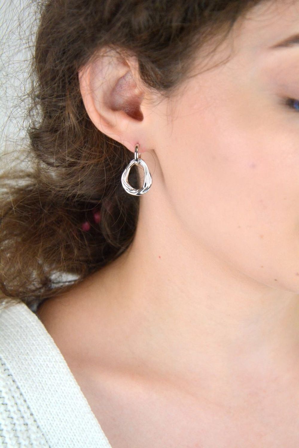 Nowoczesne kolczyki srebrne MINET JMAS0272SE00 z cyrkoniami. Elegancki design, rodowane srebro próby 925, wygodne zapięcie angielskie. Idealne do stylizacji codziennych i wieczorowych.1.jpg