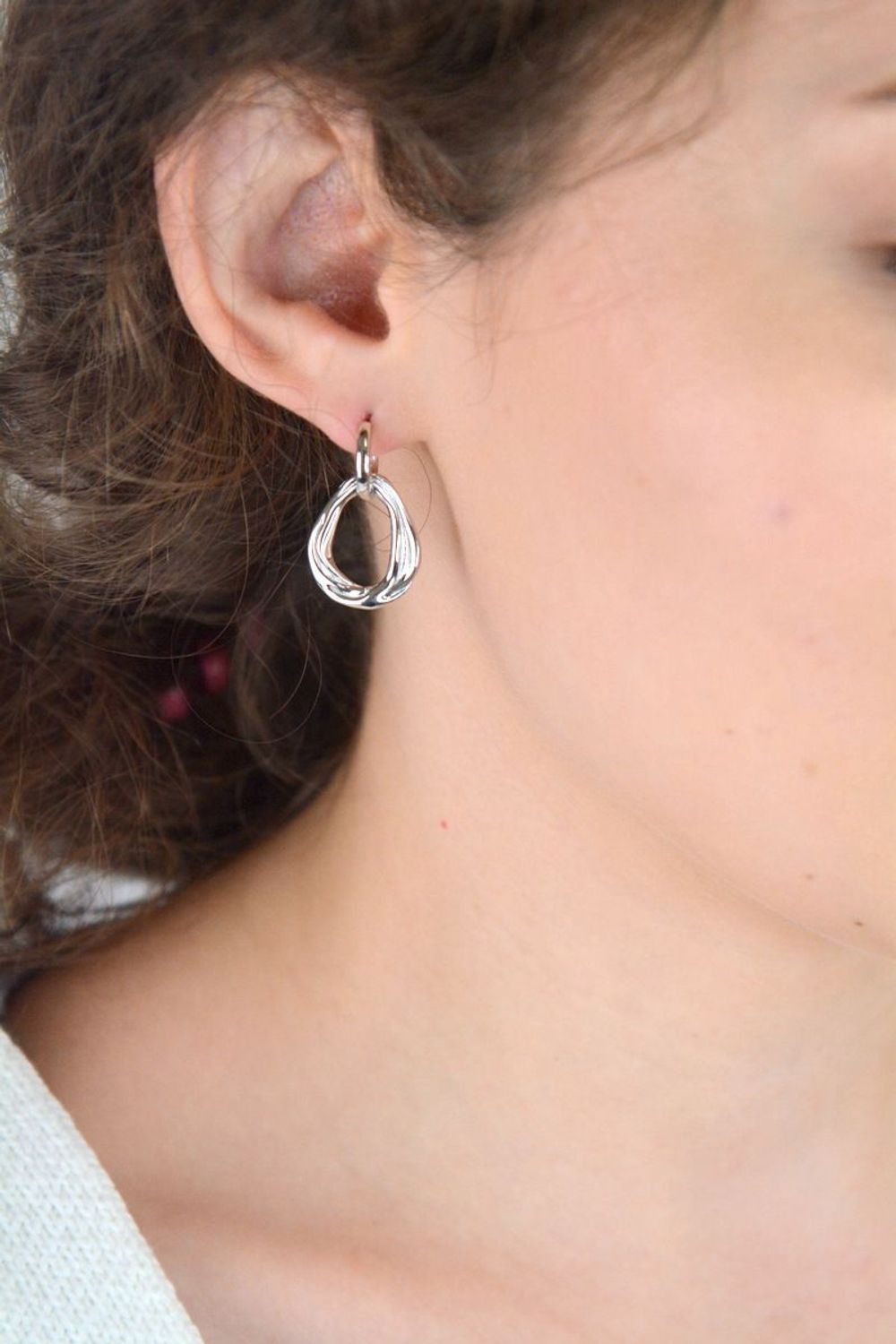 Nowoczesne kolczyki srebrne MINET JMAS0272SE00 z cyrkoniami. Elegancki design, rodowane srebro próby 925, wygodne zapięcie angielskie. Idealne do stylizacji codziennych i wieczorowych.1.jpg