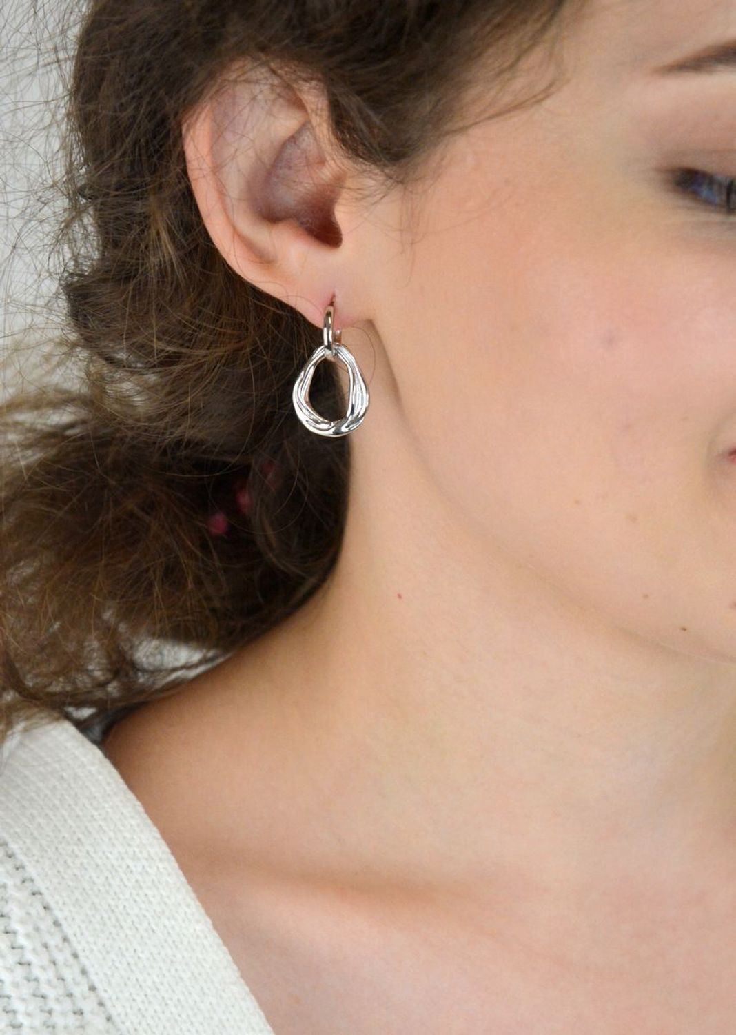 Nowoczesne kolczyki srebrne MINET JMAS0272SE00 z cyrkoniami. Elegancki design, rodowane srebro próby 925, wygodne zapięcie angielskie. Idealne do stylizacji codziennych i wieczorowych.1.jpg