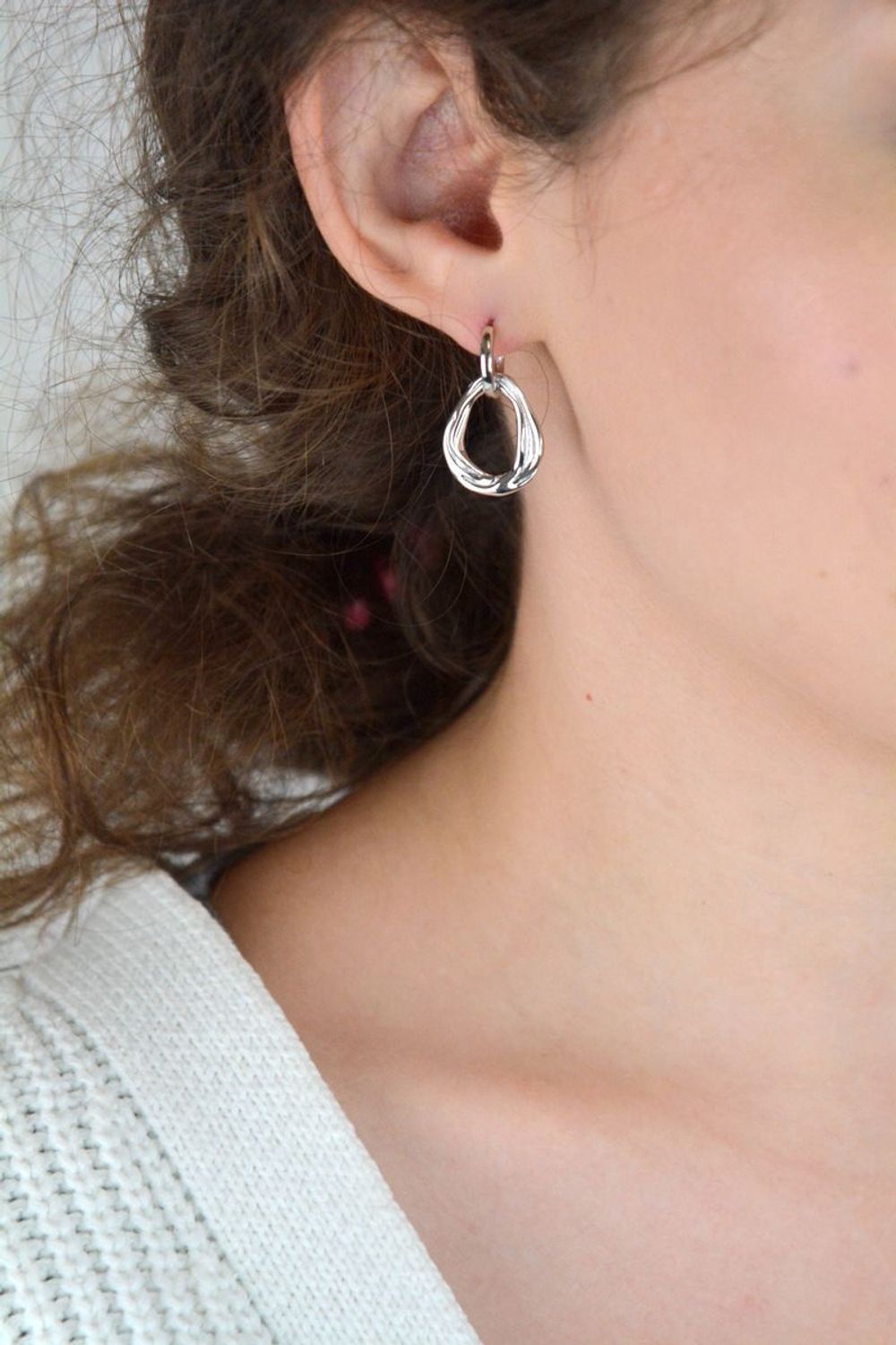 Nowoczesne kolczyki srebrne MINET JMAS0272SE00 z cyrkoniami. Elegancki design, rodowane srebro próby 925, wygodne zapięcie angielskie. Idealne do stylizacji codziennych i wieczorowych.1.jpg