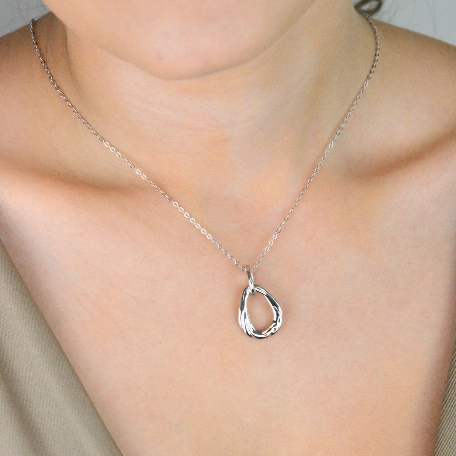 Nowoczesny naszyjnik MINET ze srebra próby 925, rodowany dla trwałego blasku. Designerska zawieszka i długość 45 cm – idealny wybór na co dzień i na specjalne okazje.1.jpg