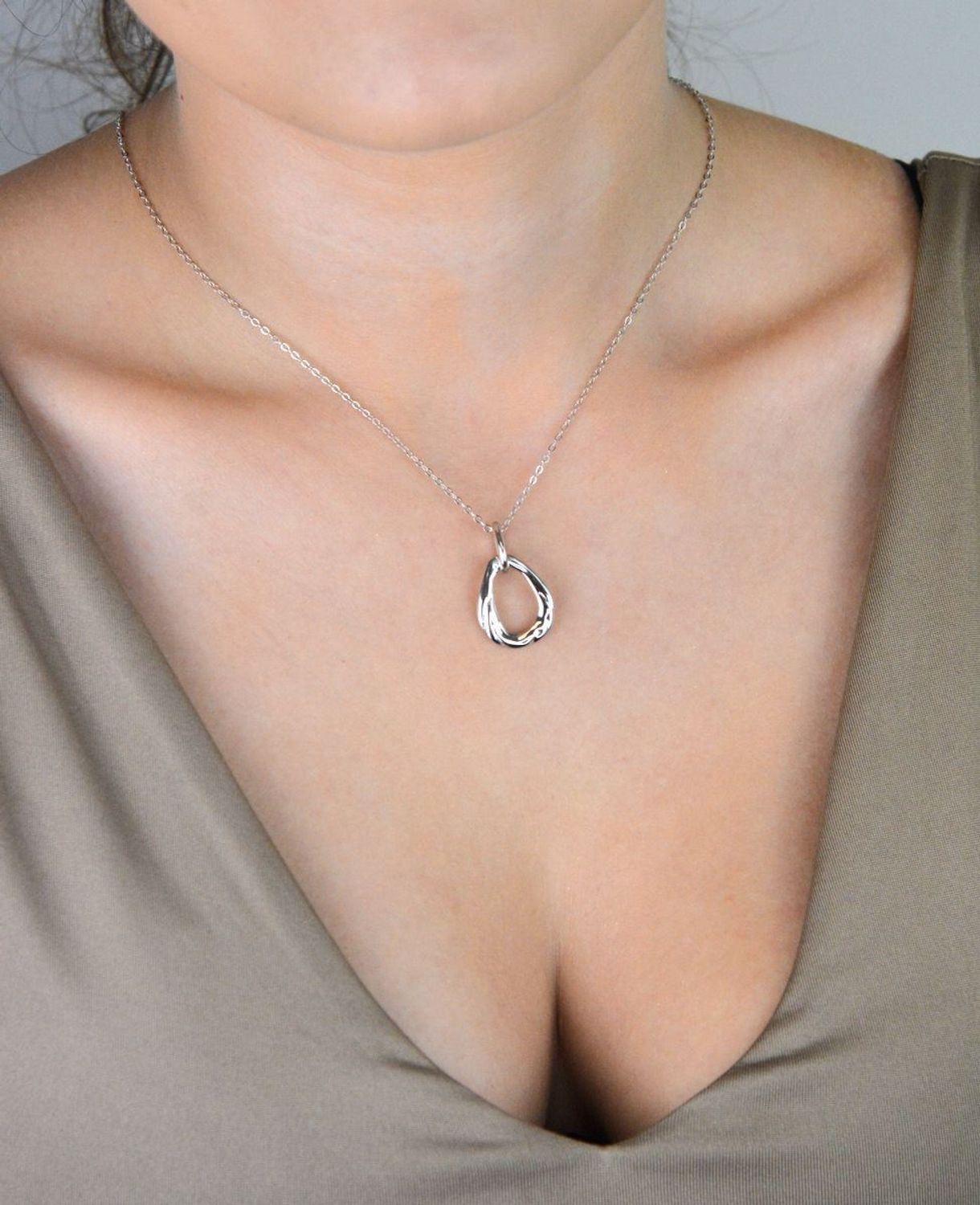 Nowoczesny naszyjnik MINET ze srebra próby 925, rodowany dla trwałego blasku. Designerska zawieszka i długość 45 cm – idealny wybór na co dzień i na specjalne okazje.1.jpg