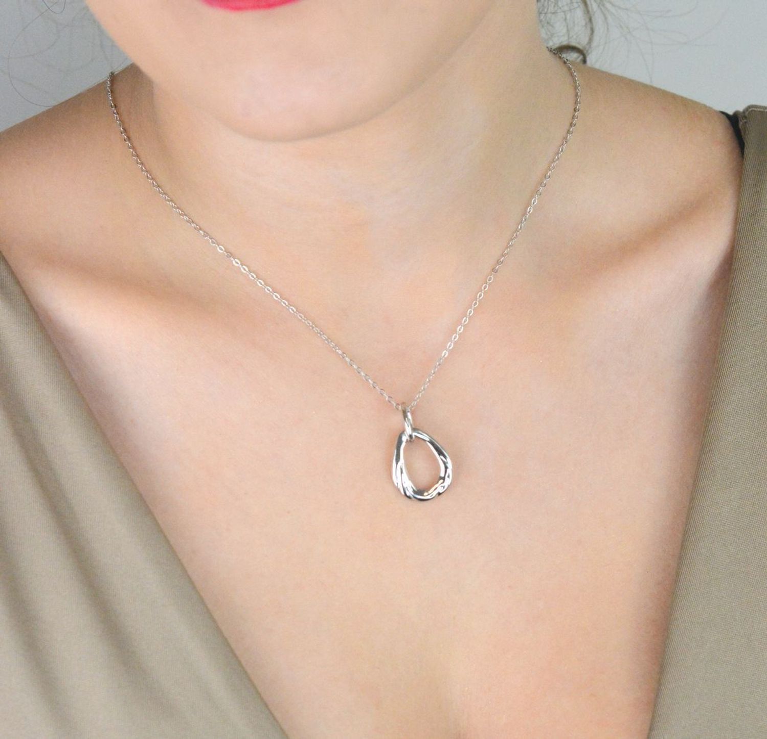 Nowoczesny naszyjnik MINET ze srebra próby 925, rodowany dla trwałego blasku. Designerska zawieszka i długość 45 cm – idealny wybór na co dzień i na specjalne okazje.1.jpg