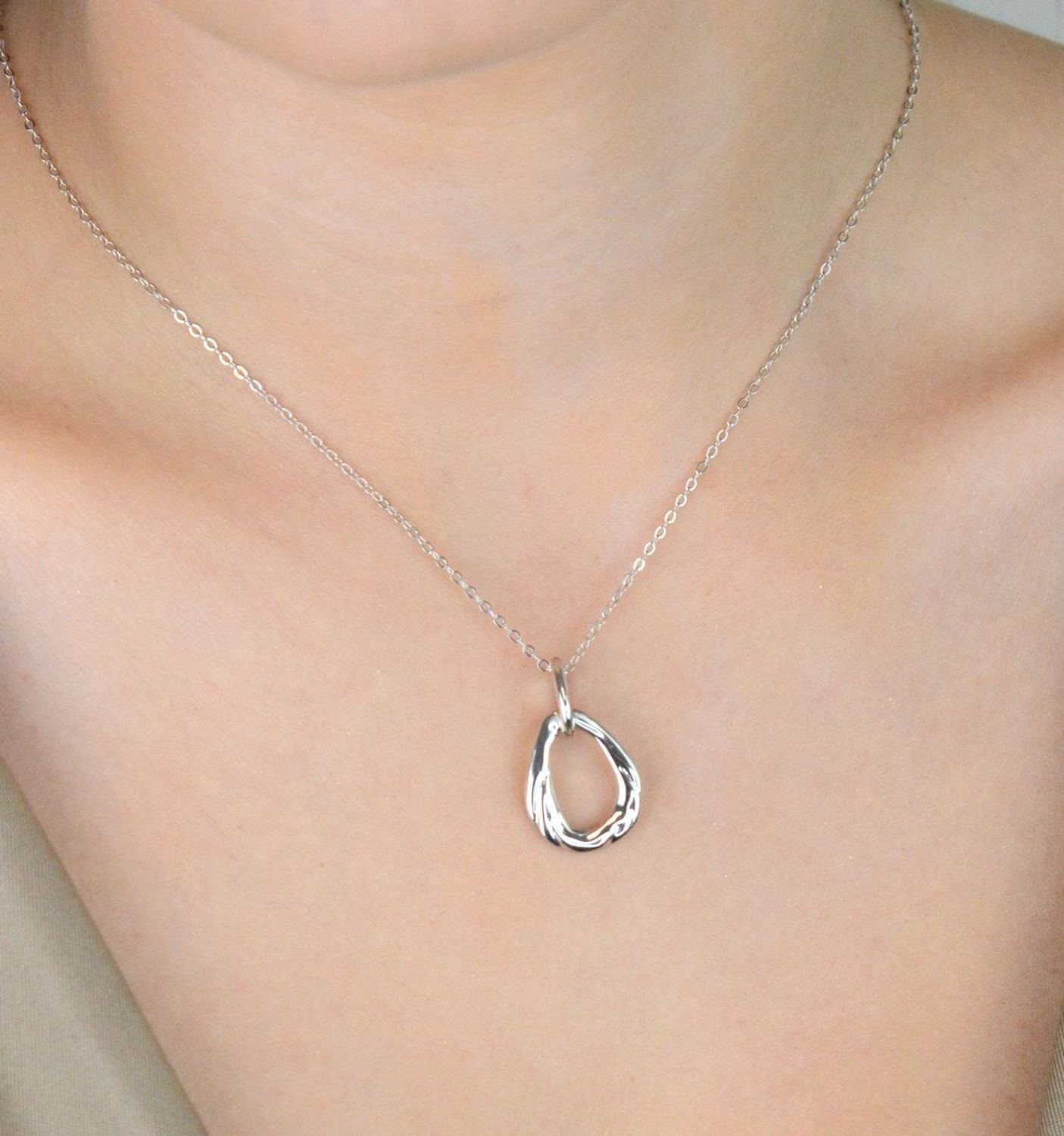 Nowoczesny naszyjnik MINET ze srebra próby 925, rodowany dla trwałego blasku. Designerska zawieszka i długość 45 cm – idealny wybór na co dzień i na specjalne okazje.1.jpg